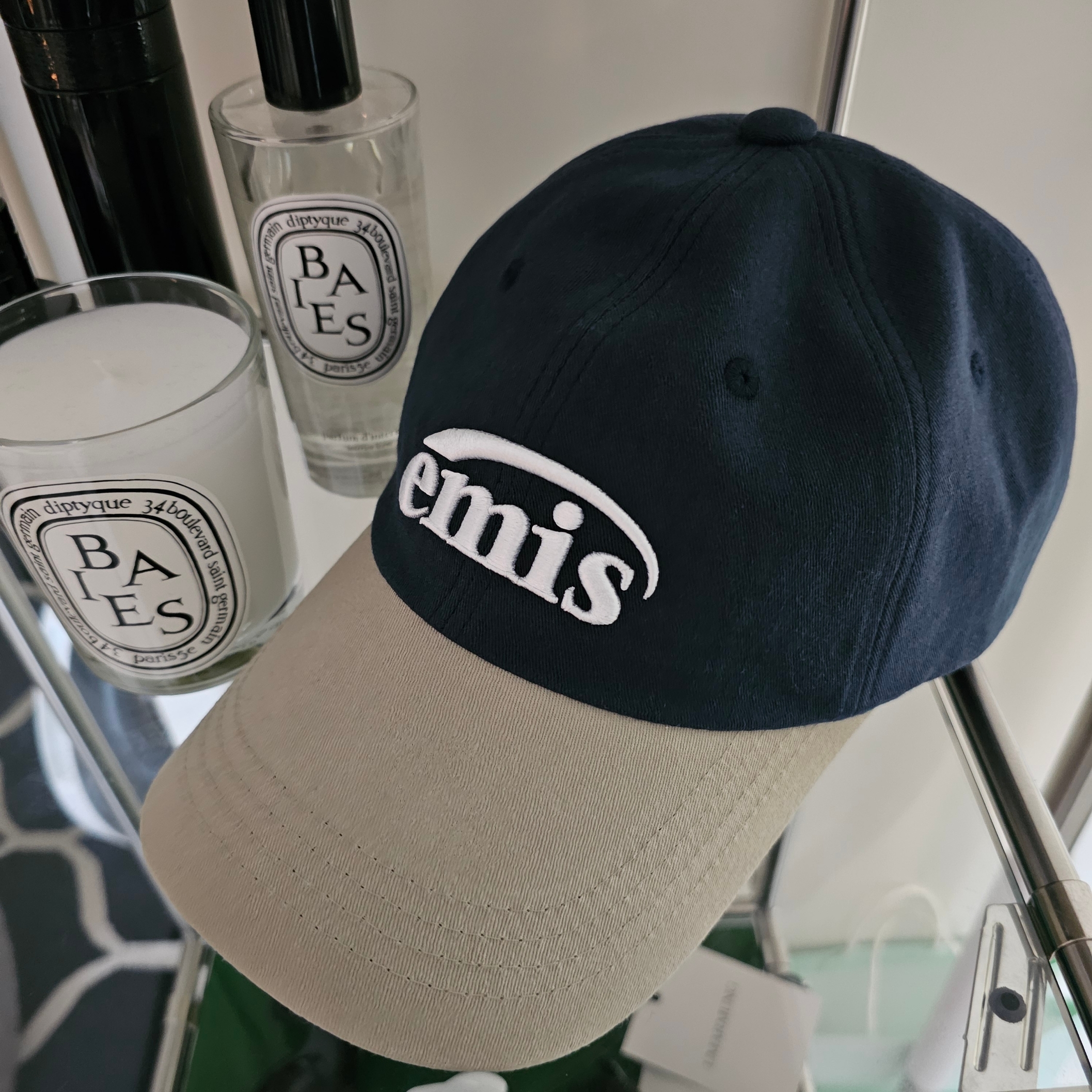 Emis New Logo Mix Ball Cap Beige Navy 착용 스타일