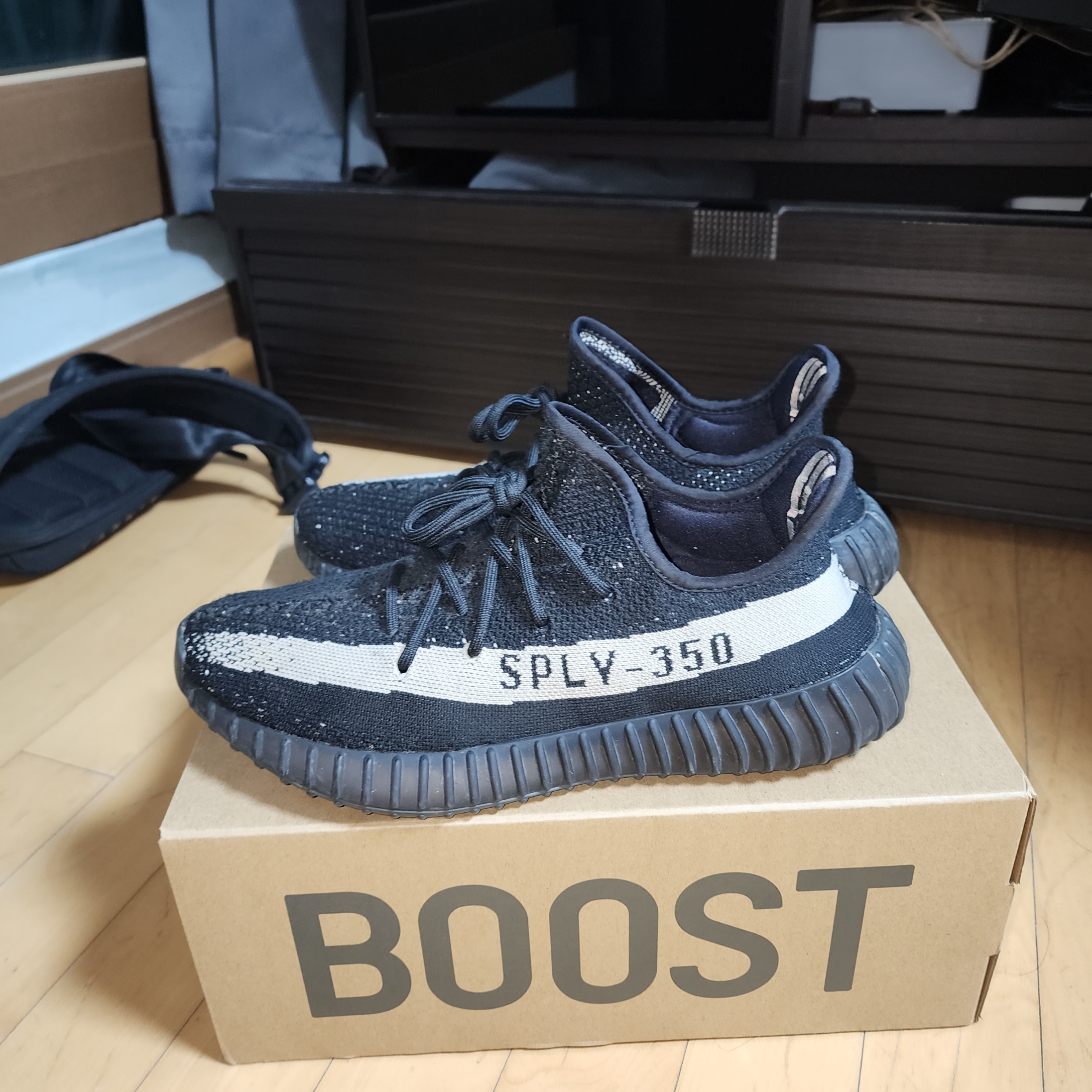 Adidas Yeezy Boost 350 V2 Core Black White 2016, Jordan 1 Mid Black Fire Red 착용 스타일 - 3