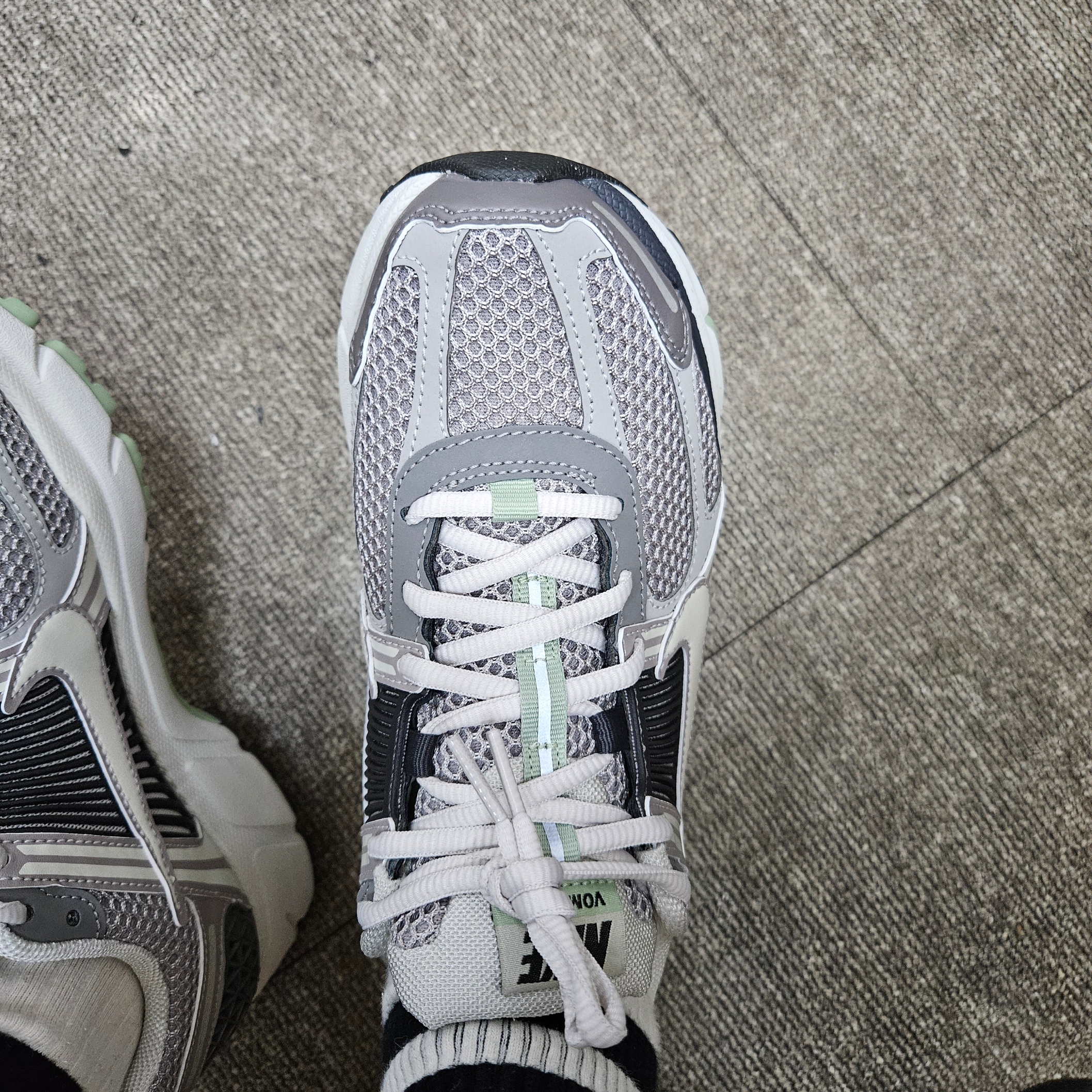 (W) Nike Zoom Vomero 5 Cobblestone and Flat Pewter 착용 스타일 - 1
