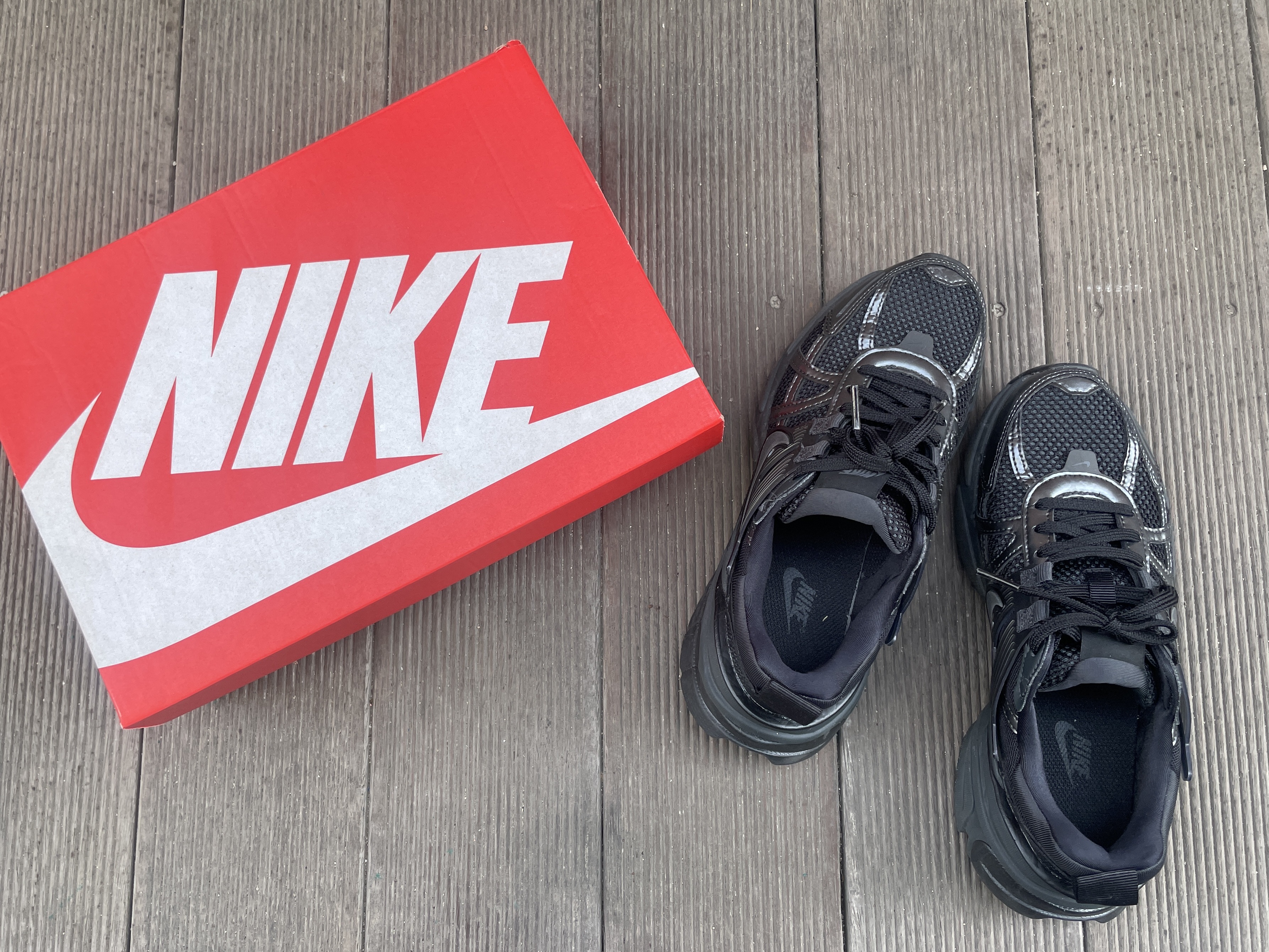 Nike V2K Run Black Anthracite 착용 스타일 - 1