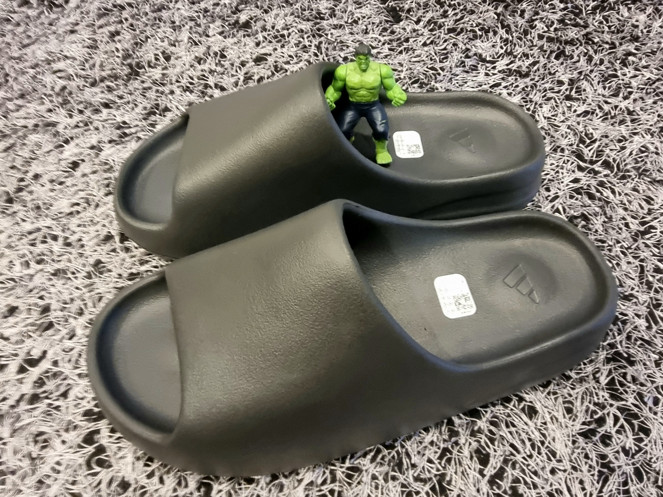 Adidas Yeezy Slide Onyx 착용 스타일 - 1