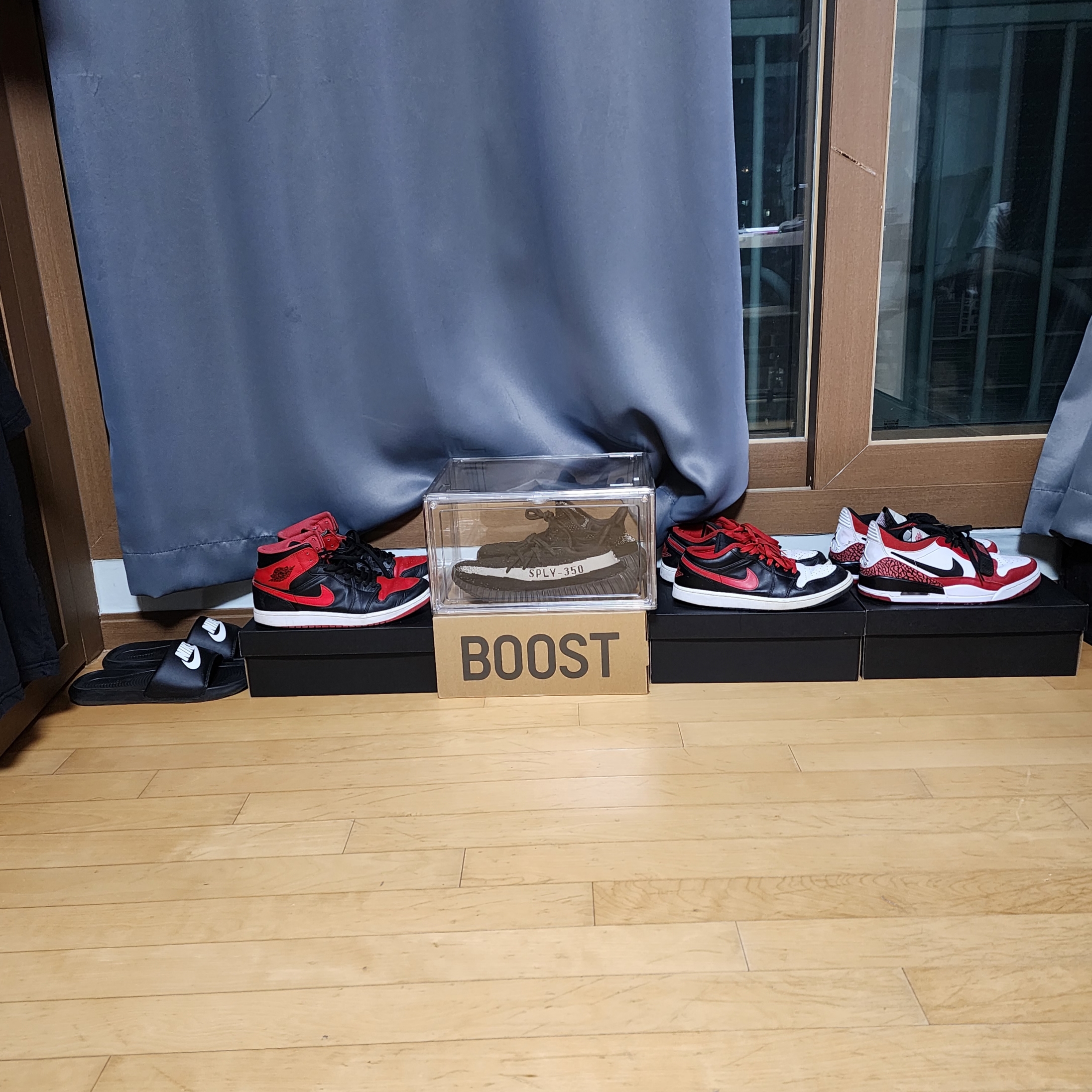 Adidas Yeezy Boost 350 V2 Core Black White 2016, Jordan 1 Mid Black Fire Red 착용 스타일 - 1