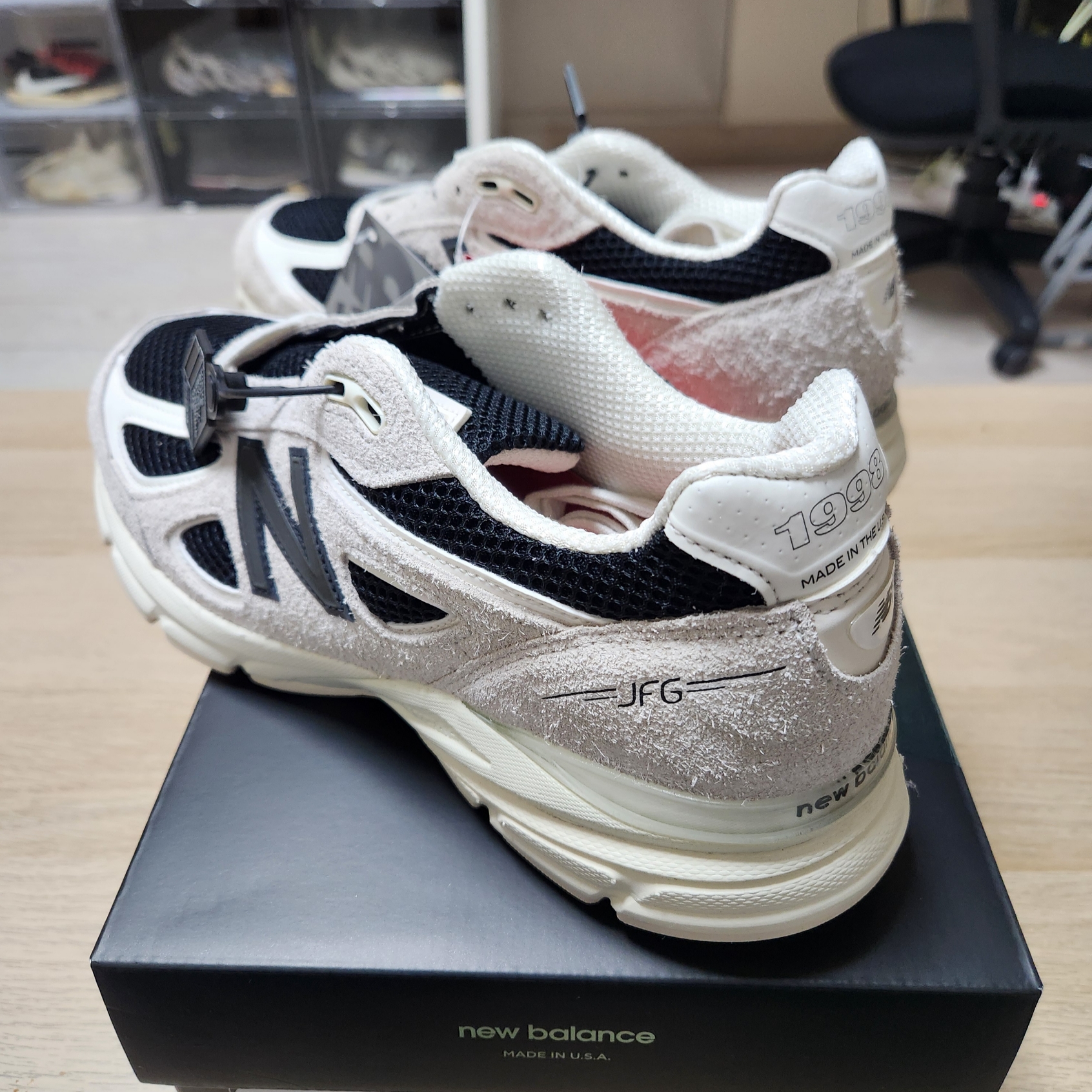 New Balance x Joe Freshgoods 990v4 Made in USA White Black 착용 스타일 - 3