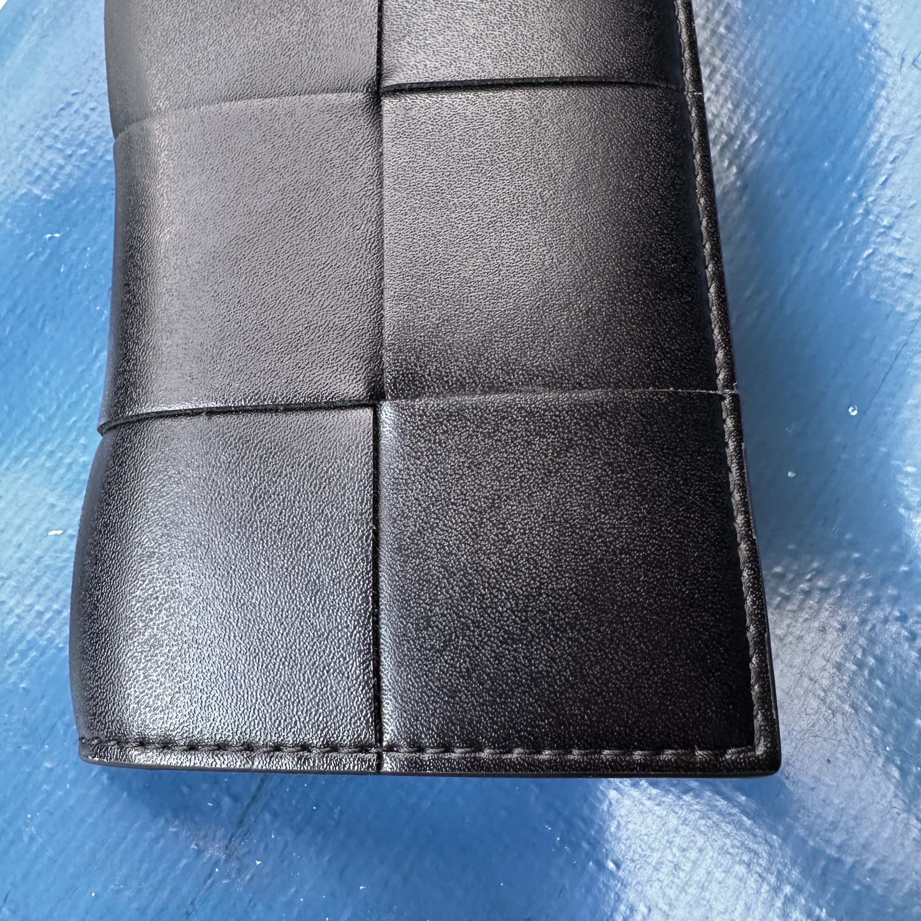 Bottega Veneta Flap Card Case Black 착용 스타일