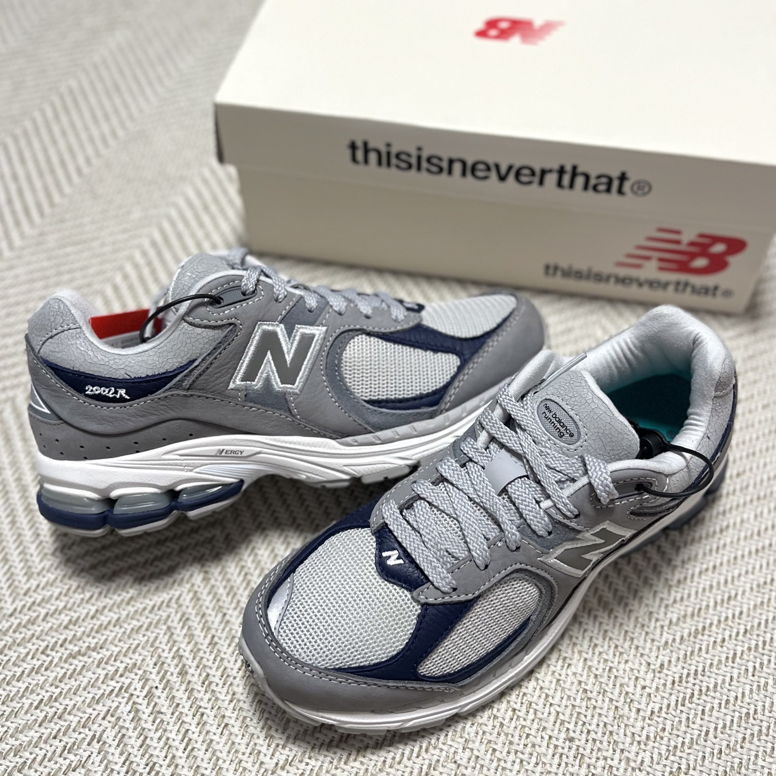 New Balance x Thisisneverthat 2002R 2022 Downtown Run 착용 스타일 - 1