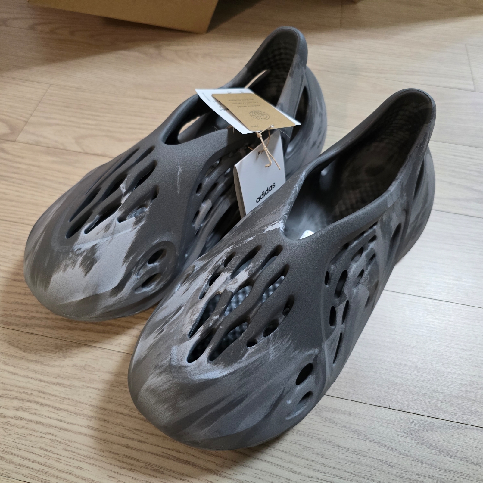 Adidas Yeezy Foam RNNR MX Granite 착용 스타일