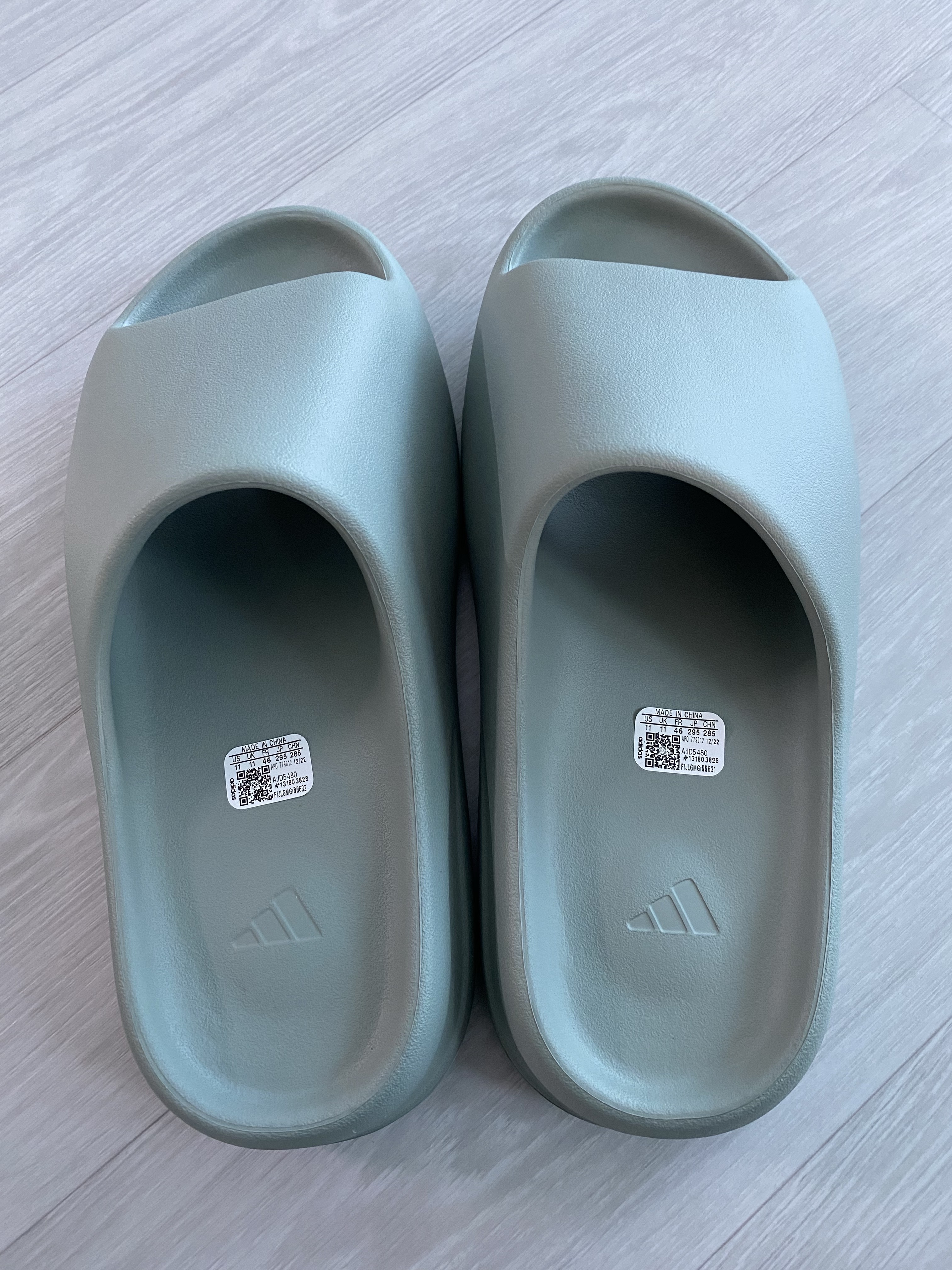 Adidas Yeezy Slide Salt 착용 스타일 - 1