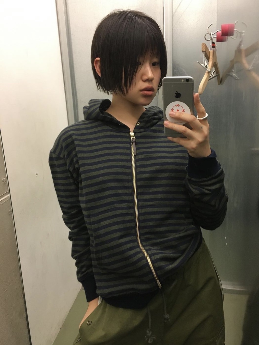 Safarispot One Way Stripe Hoodie Zipup Green Navy, Safarispot Safari Capri Cargo Pants Khaki 착용 스타일 - 1