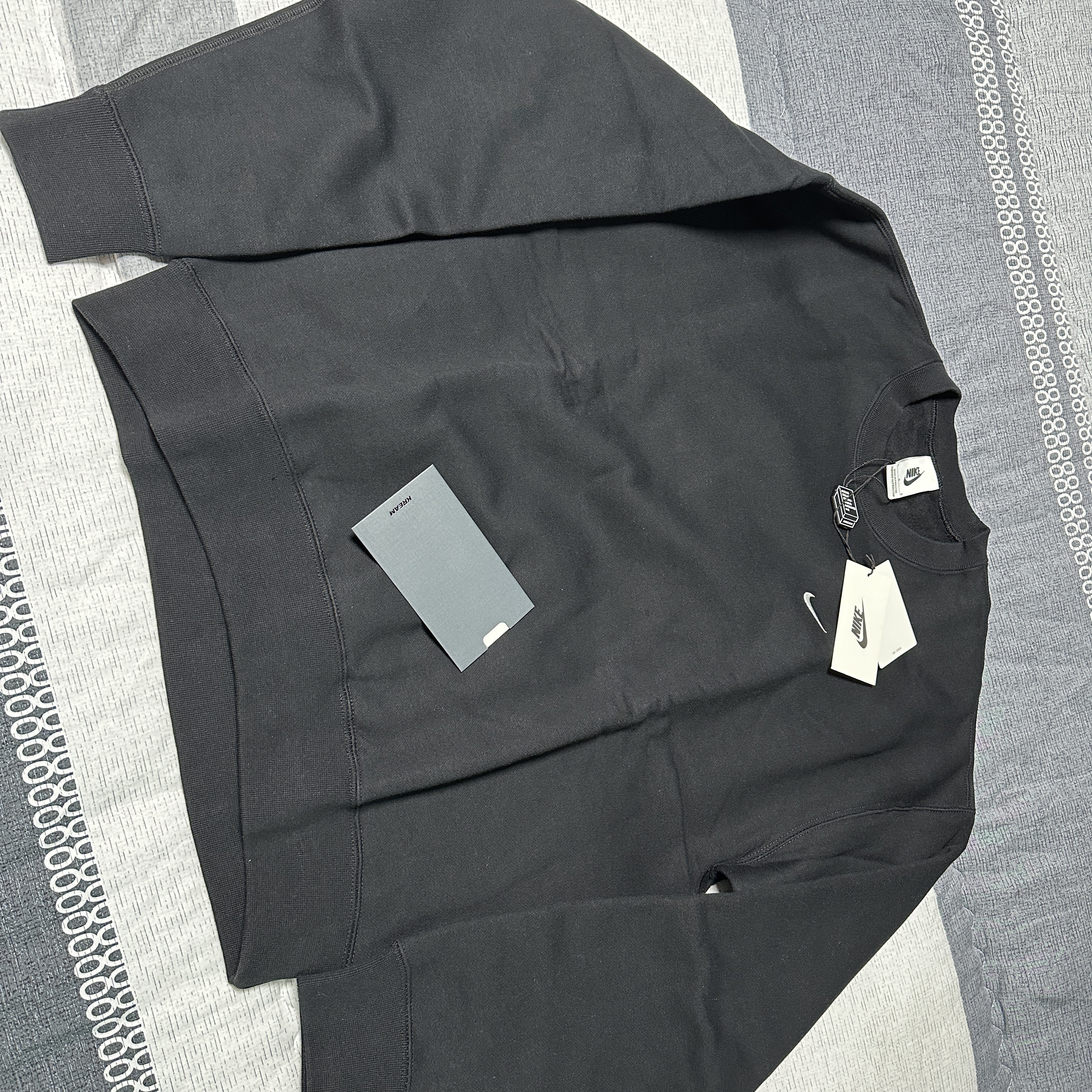 Nike NRG Solo Swoosh Crew Fleece Black White - Asia 착용 스타일