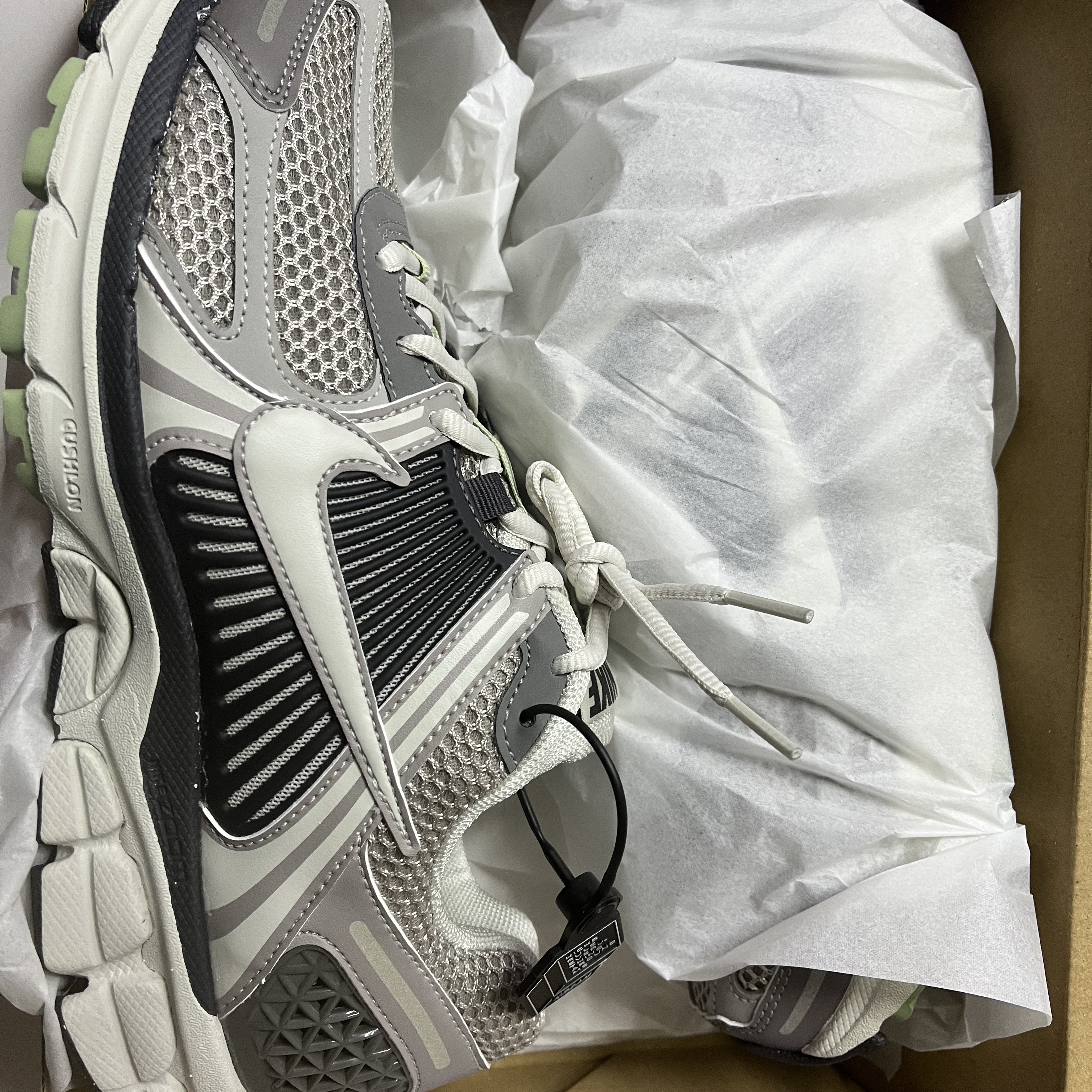 (W) Nike Zoom Vomero 5 Cobblestone and Flat Pewter 착용 스타일
