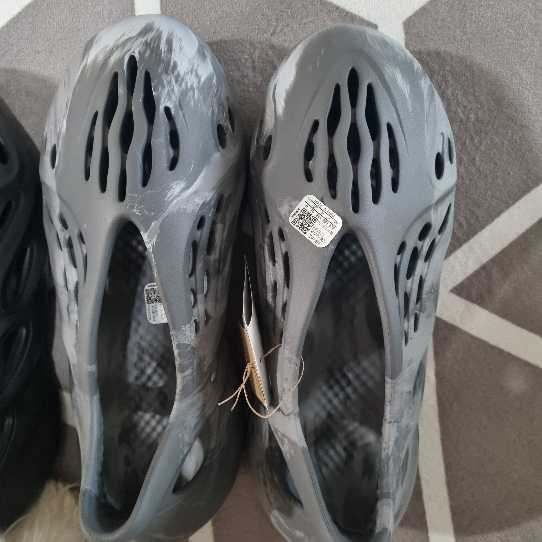 Adidas Yeezy Foam RNNR MX Granite, Adidas Yeezy Foam RNNR Onyx 착용 스타일 - 2