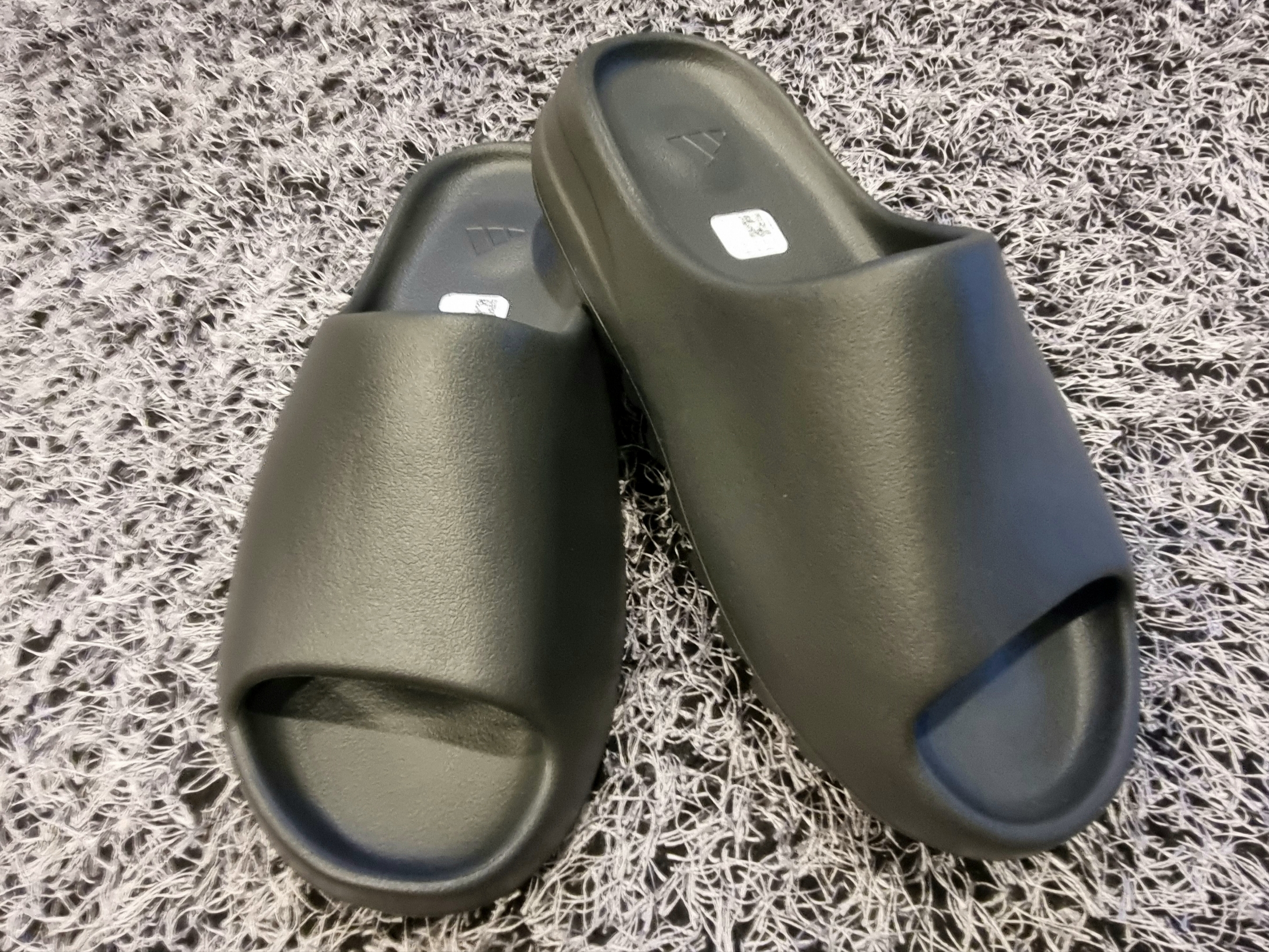 Adidas Yeezy Slide Onyx 착용 스타일 - 4