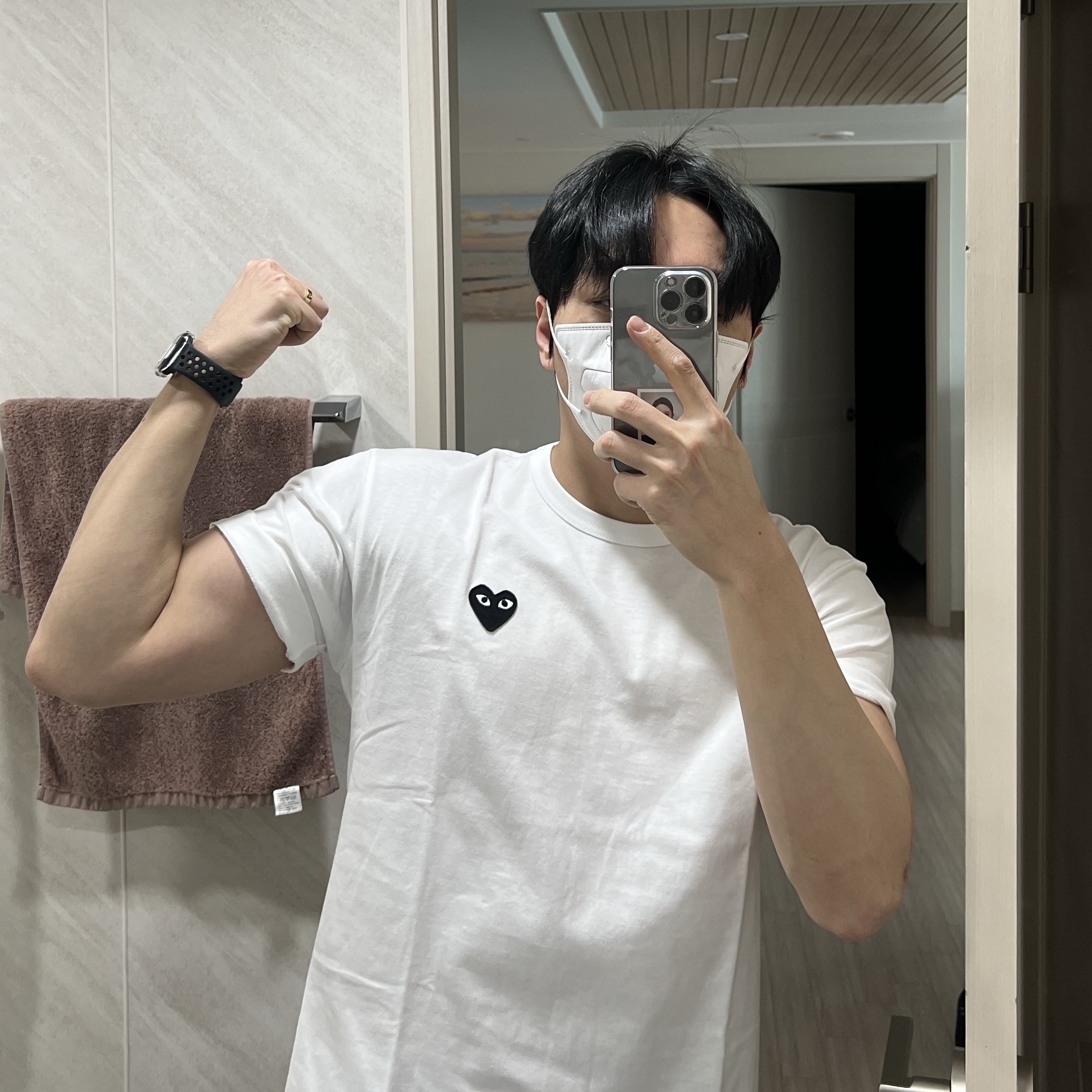 Play Comme des Garcons Black Heart T-Shirt White 착용 스타일