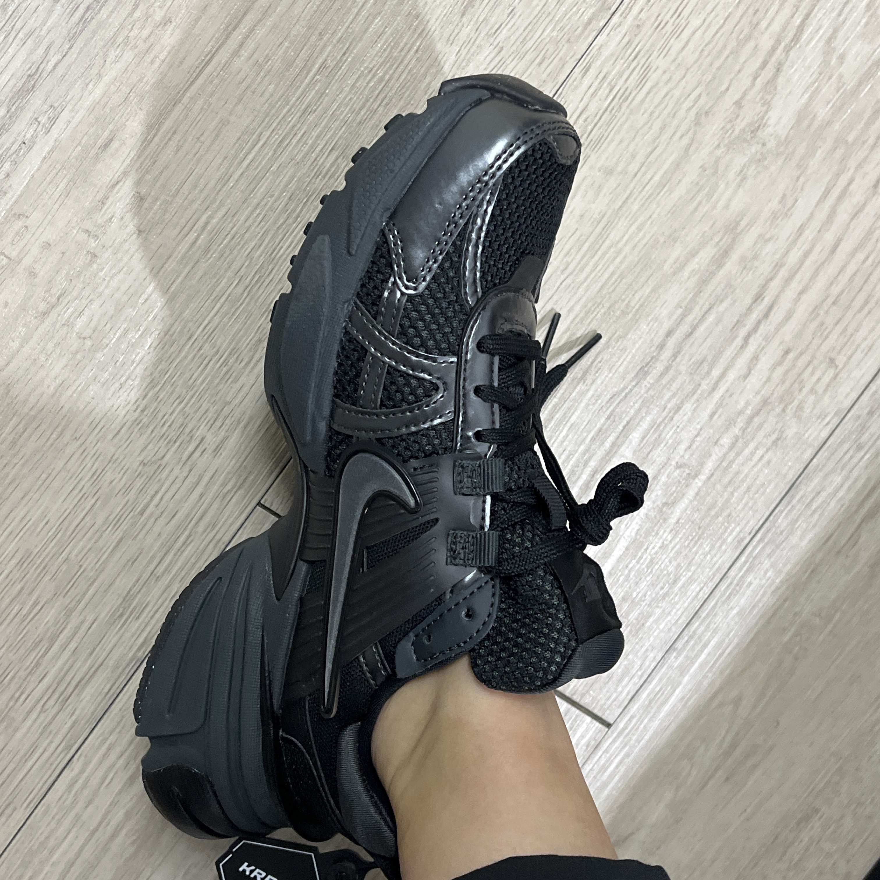 Nike V2K Run Black Anthracite 착용 스타일