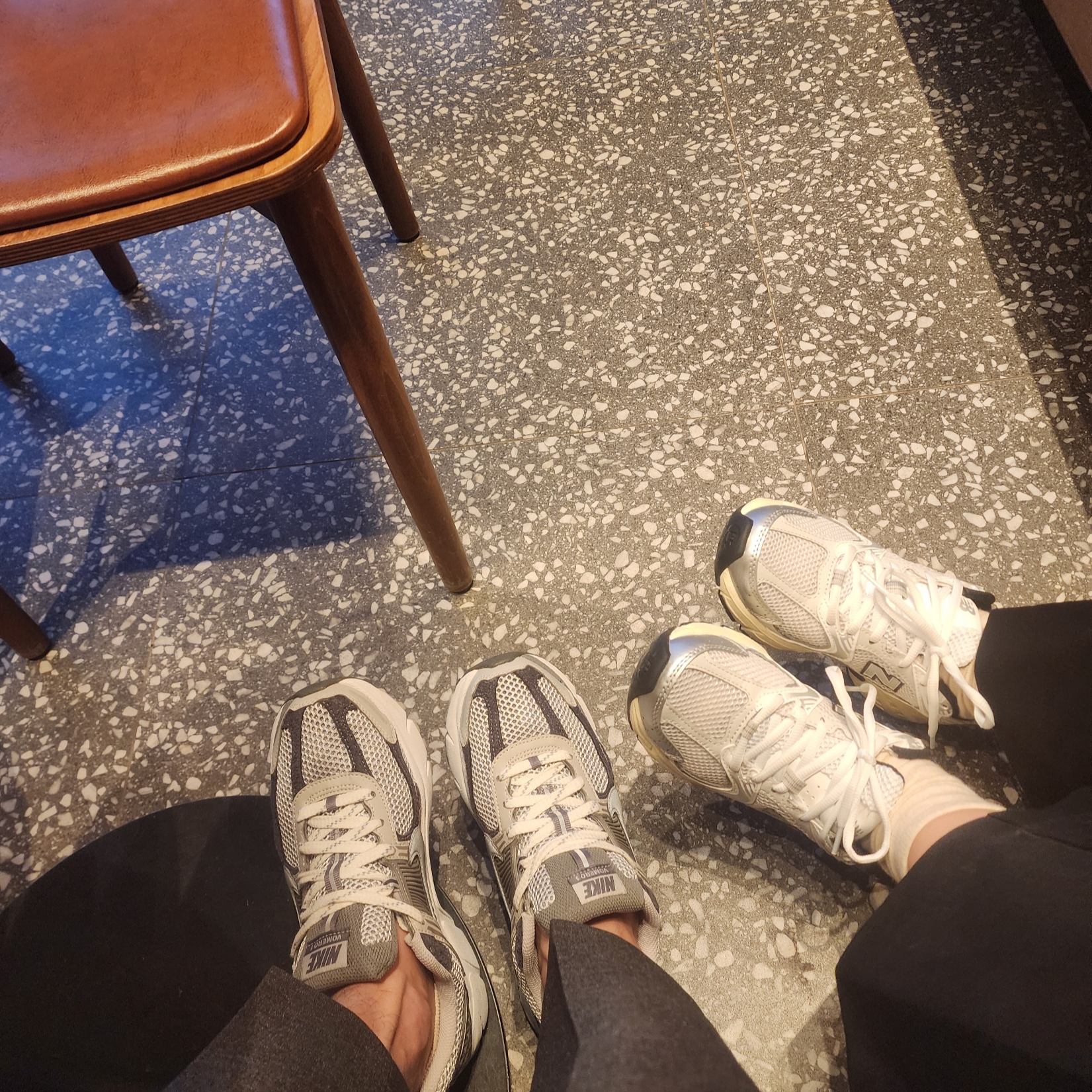 Nike Zoom Vomero 5 PRM Light Iron Ore and Flat Fewter, New Balance 530 Grey Matter Silver Metallic 착용 스타일 - 2