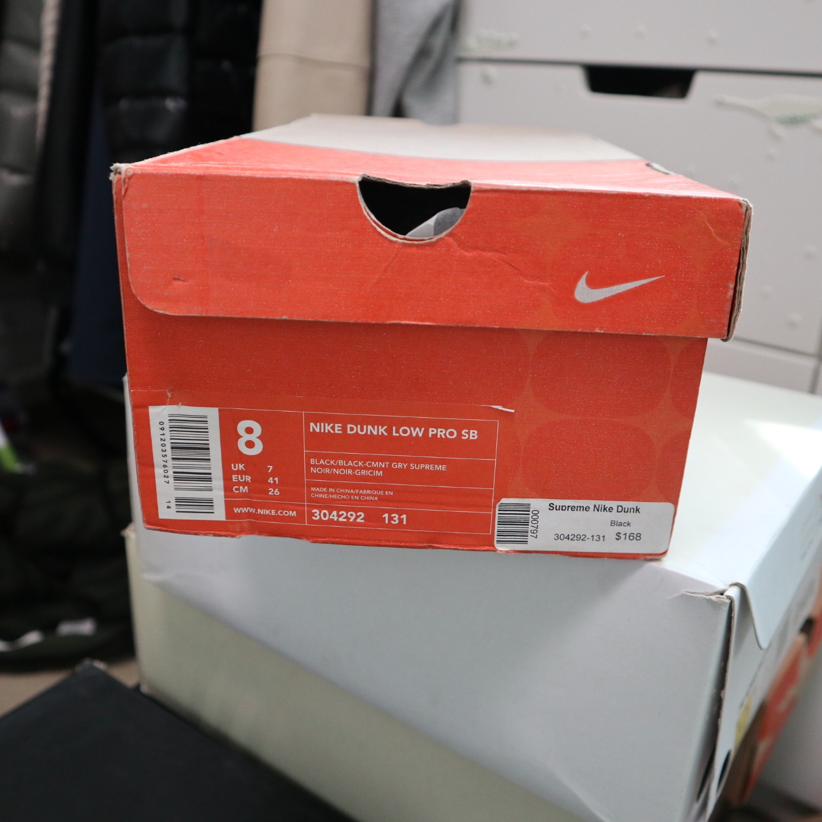 Nike x Supreme Dunk Low Pro SB Black Cement 2002 착용 스타일 - 1