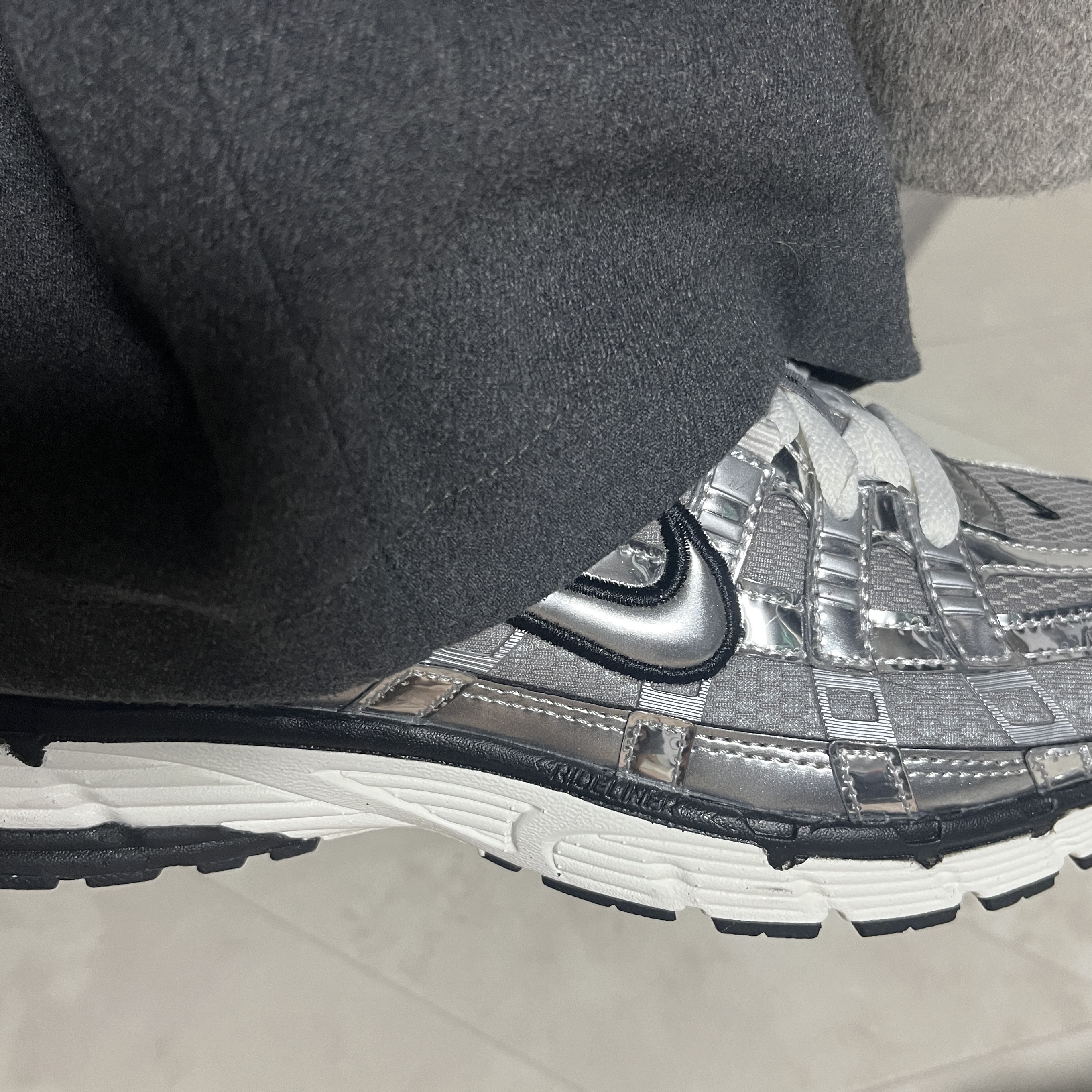 Nike P-6000 Metallic Silver 착용 스타일 - 1