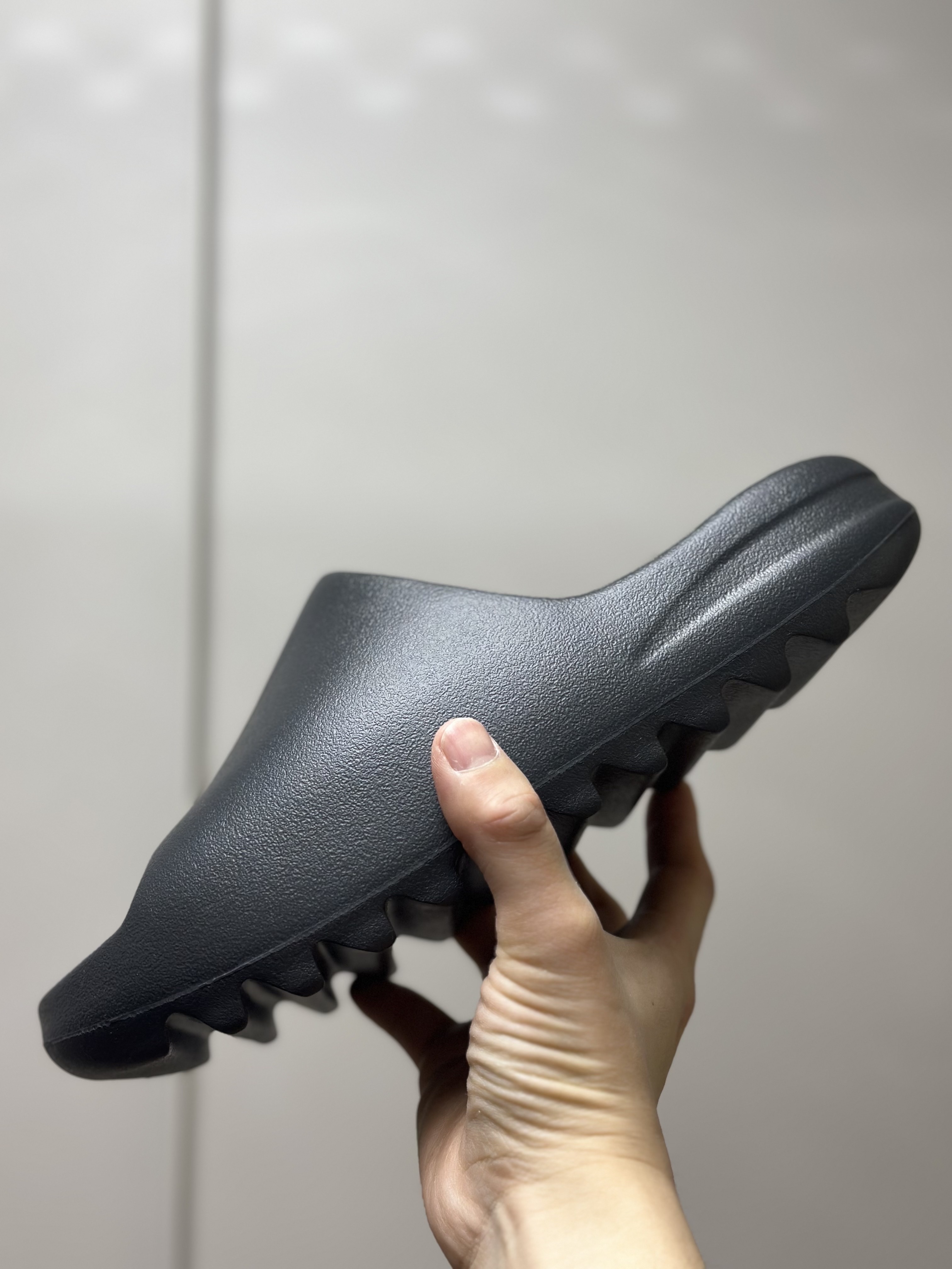 Adidas Yeezy Slide Onyx 착용 스타일