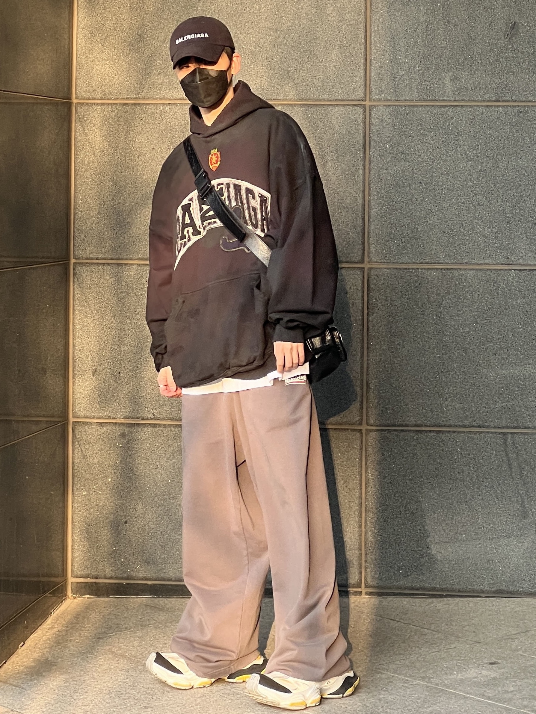 Balenciaga Logo Cap Black, Balenciaga Skater Oversized Hoodie Black Faded 착용 스타일 - 3