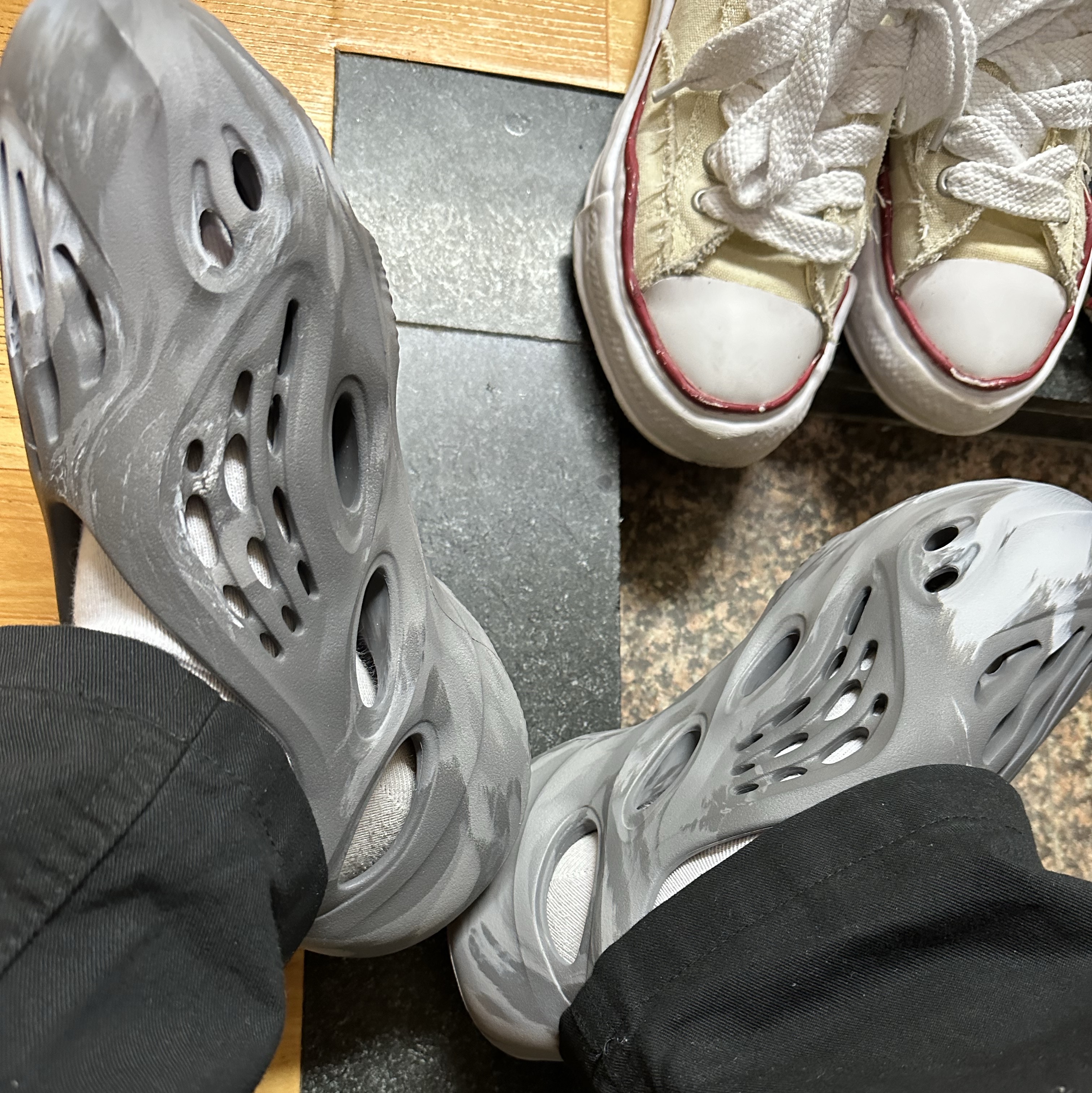 Adidas Yeezy Foam RNNR MX Granite 착용 스타일 - 2