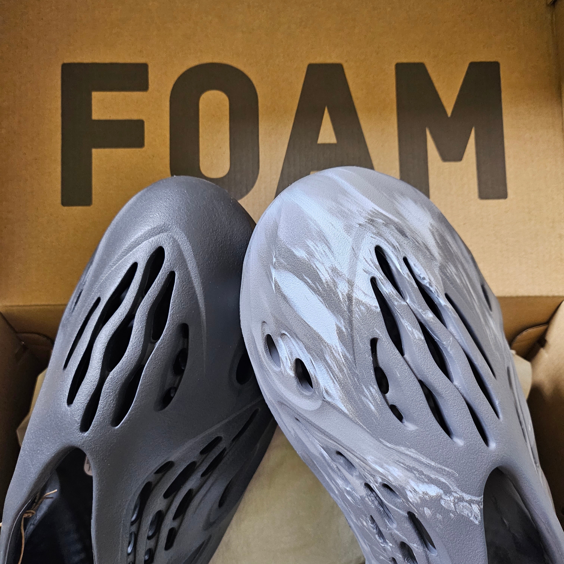 Adidas Yeezy Foam RNNR MX Granite 착용 스타일