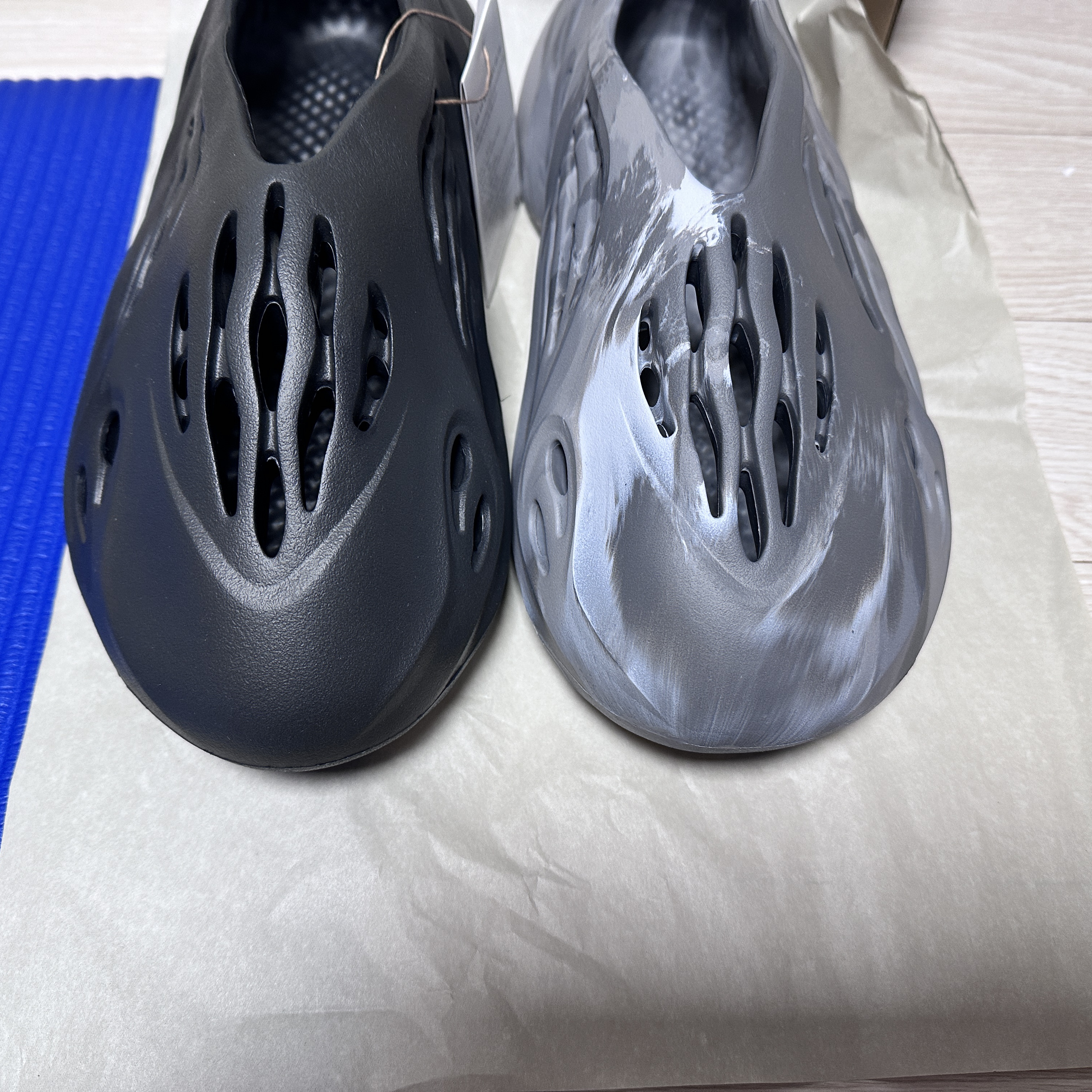 Adidas Yeezy Foam RNNR MX Granite, Adidas Yeezy Foam RNNR Onyx 착용 스타일 - 3