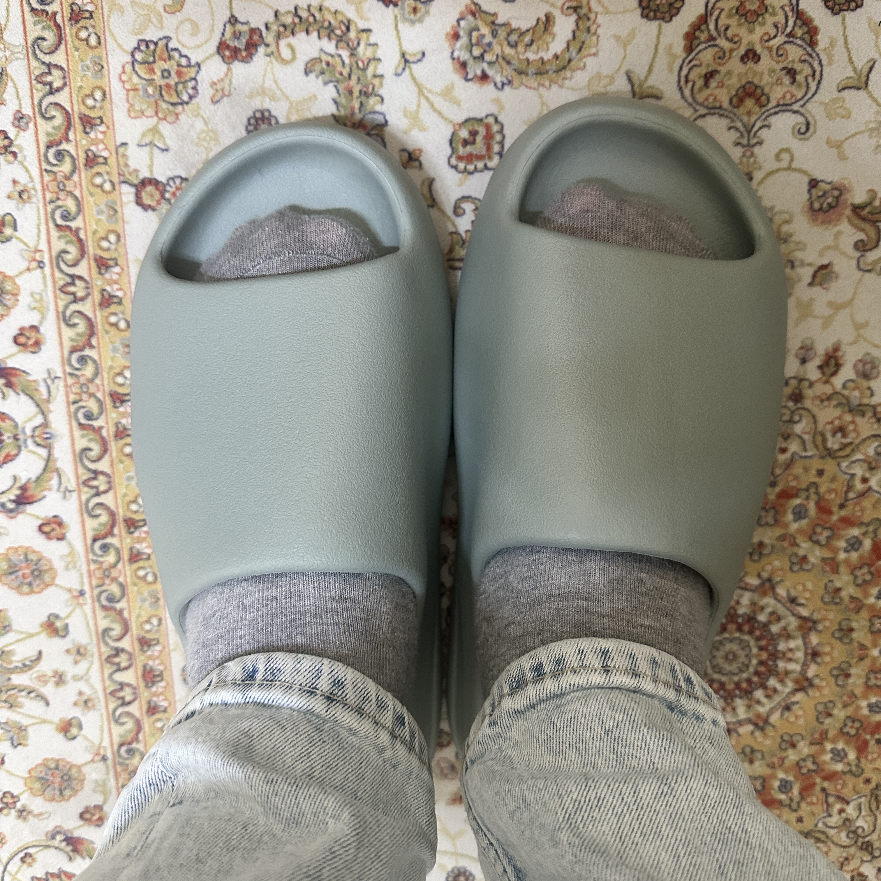 Adidas Yeezy Slide Salt 착용 스타일