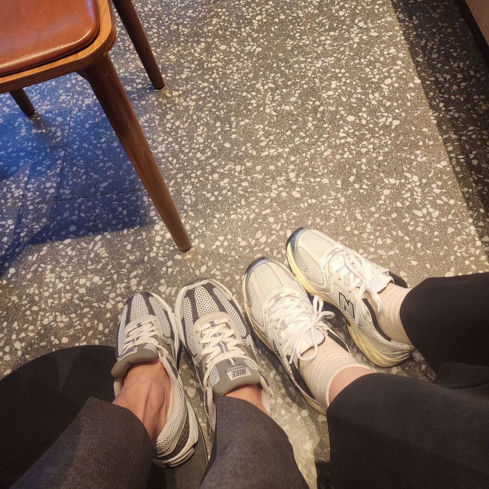 Nike Zoom Vomero 5 PRM Light Iron Ore and Flat Fewter, New Balance 530 Grey Matter Silver Metallic 착용 스타일 - 4