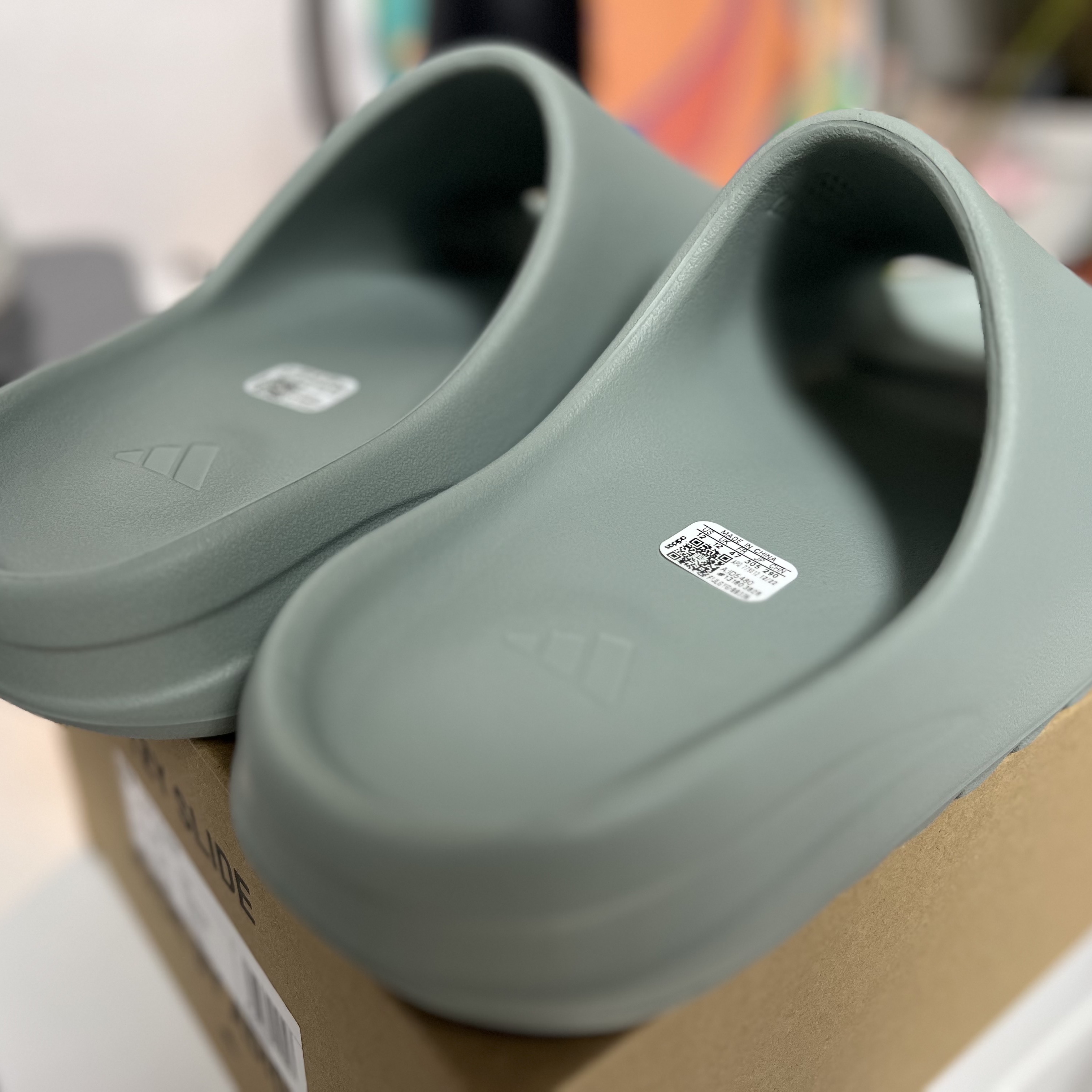 Adidas Yeezy Slide Salt 착용 스타일 - 3