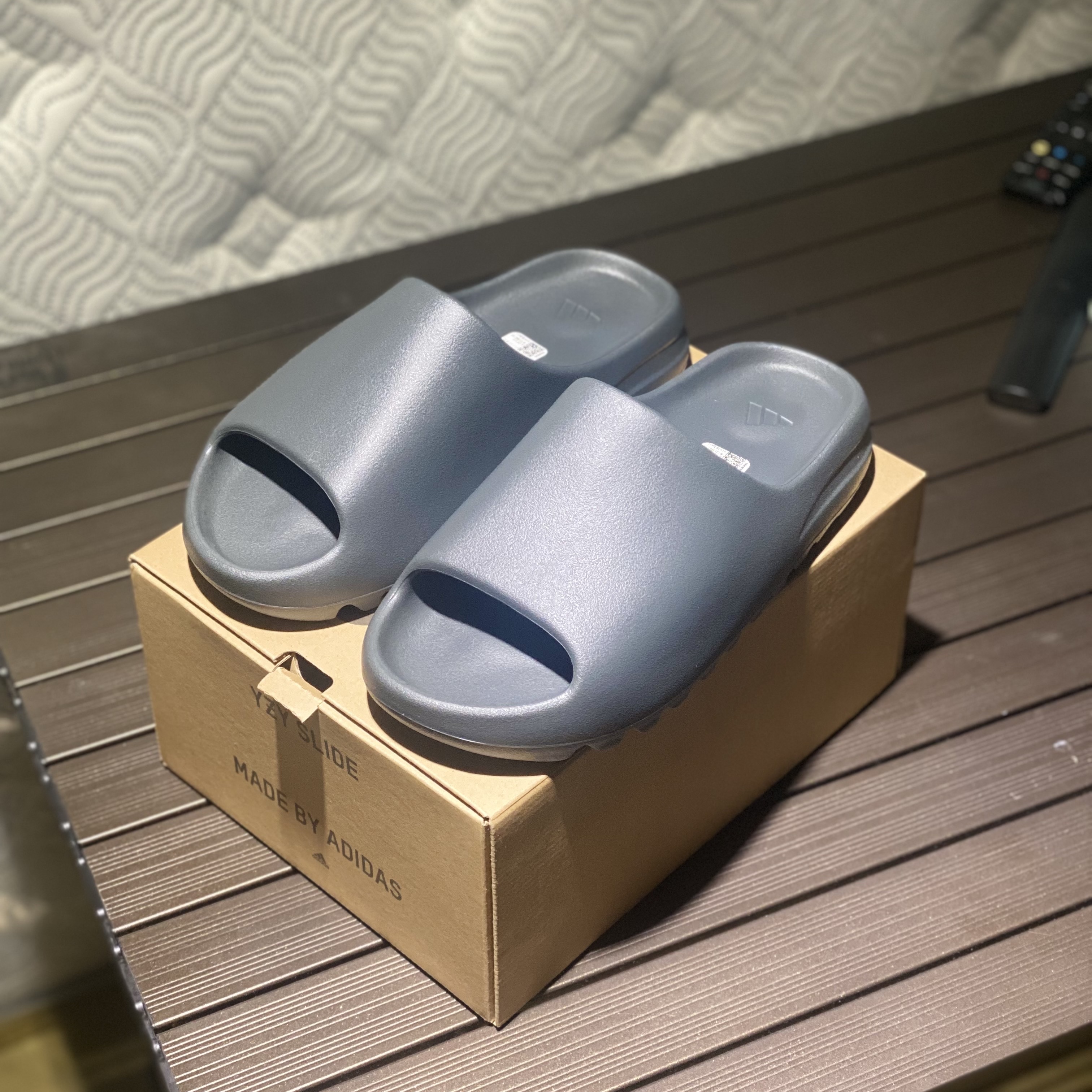 Adidas Yeezy Slide Dark Onyx 2024 착용 스타일 - 2