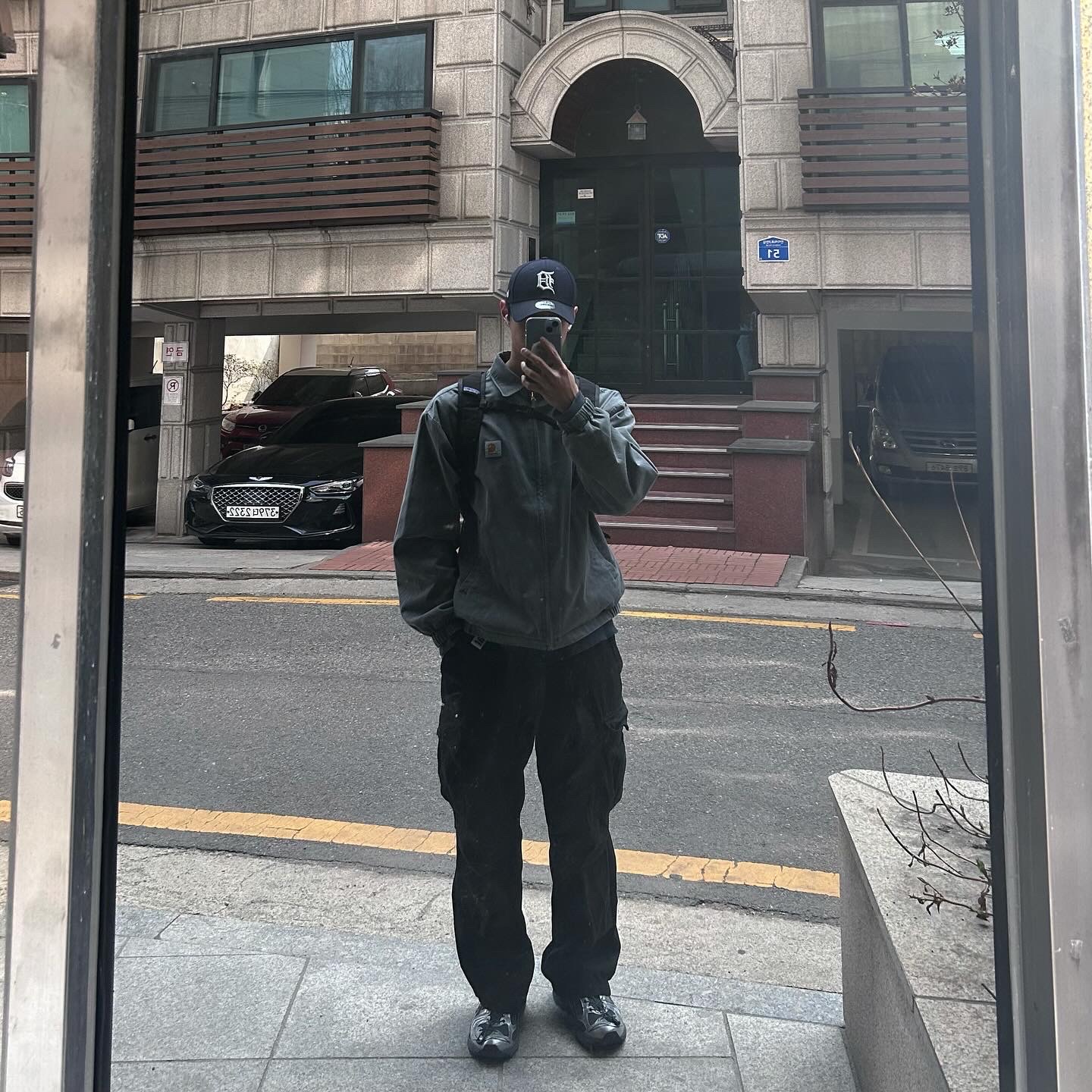 Carhartt WIP Harris Jacket Black Pigment Garment Dyed, Asics x Unaffected Gel-Kayano 14 Silver Moon 착용 스타일
