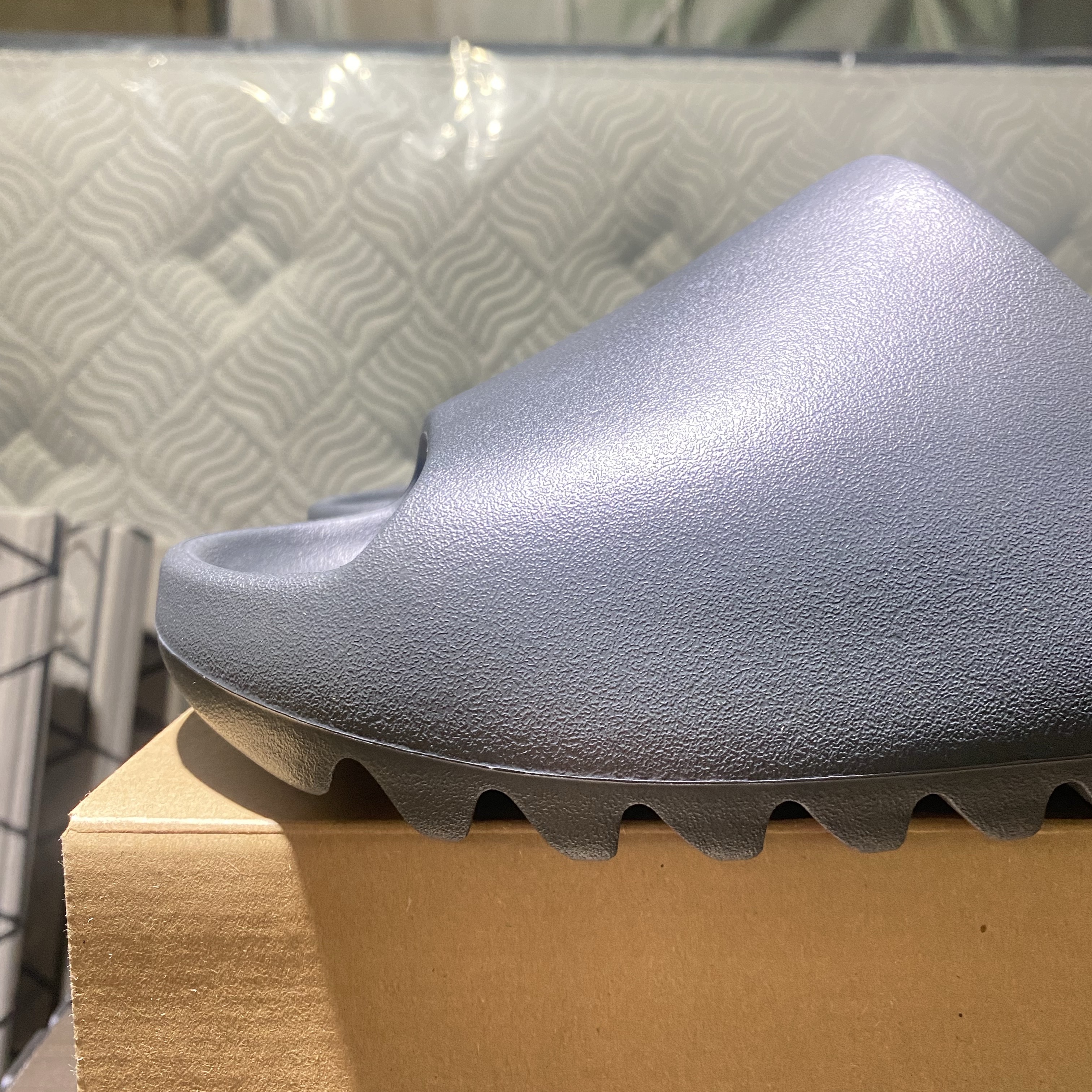 Adidas Yeezy Slide Dark Onyx 2024 착용 스타일 - 1