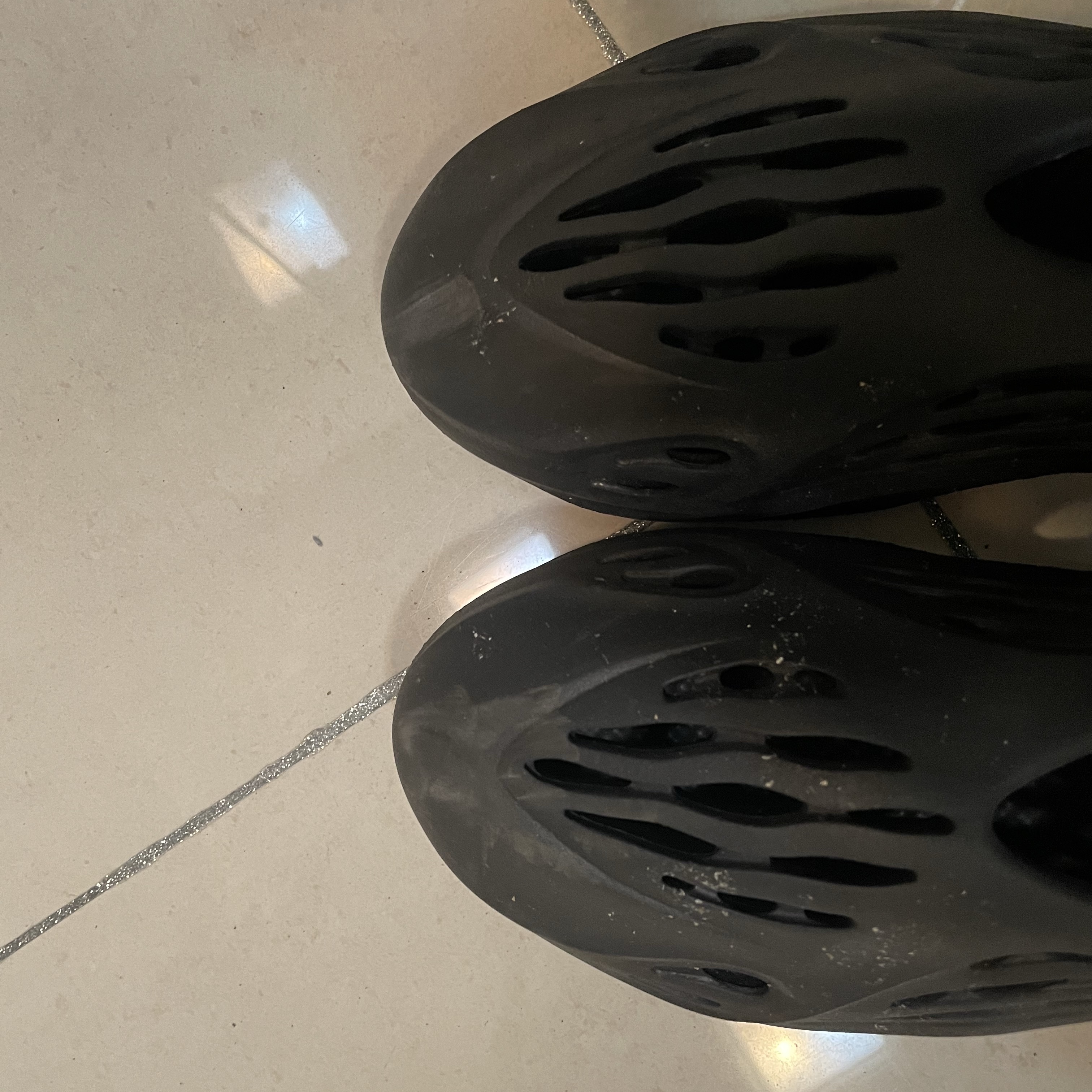 Adidas Yeezy Foam RNNR MX Granite, Adidas Yeezy Foam RNNR Onyx 착용 스타일 - 3