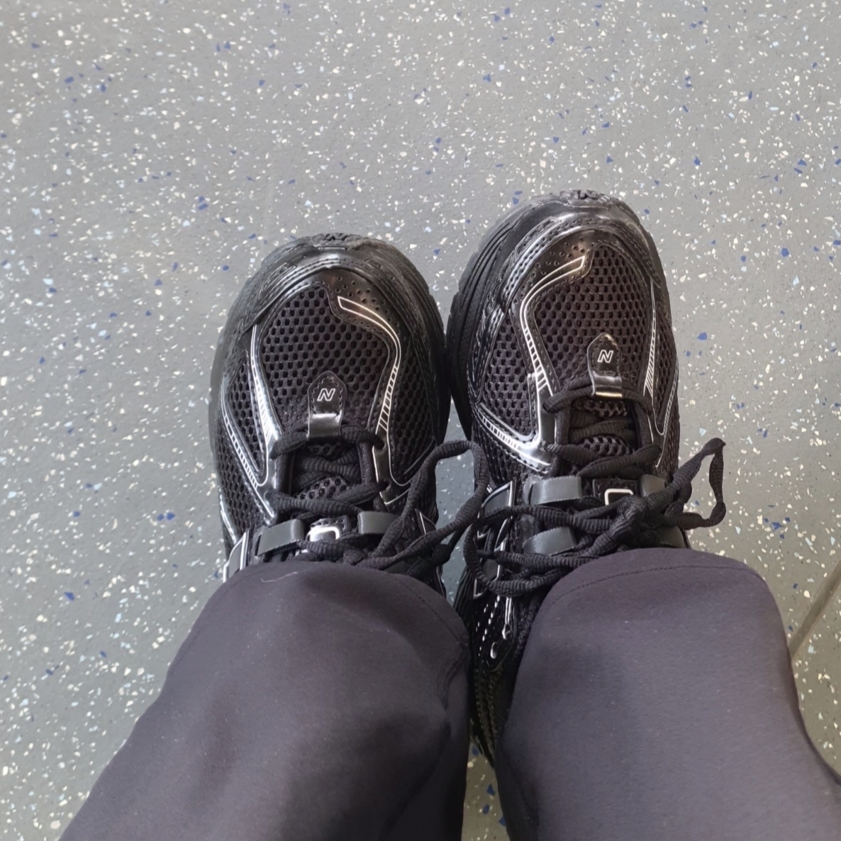 New Balance 1906R Black Silver Metallic 착용 스타일