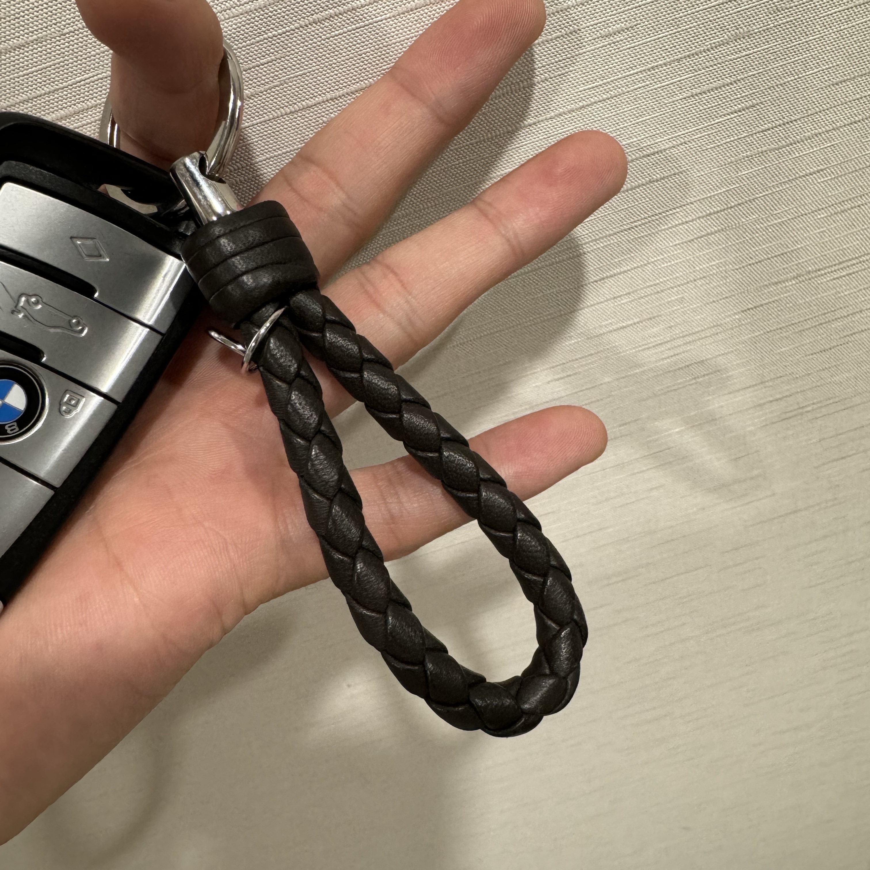 Bottega Veneta Logo Tag Keyring Espresso 착용 스타일