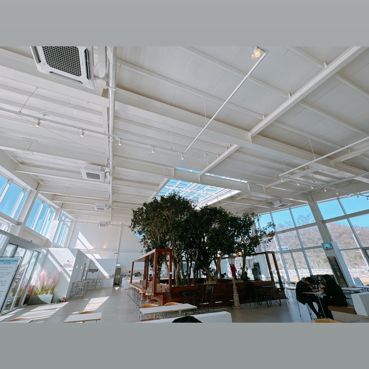 Puma x AMI Crewneck Sweatshirt Orange, Nike Air Force 1 '07 QS LBJ 착용 스타일 - 5