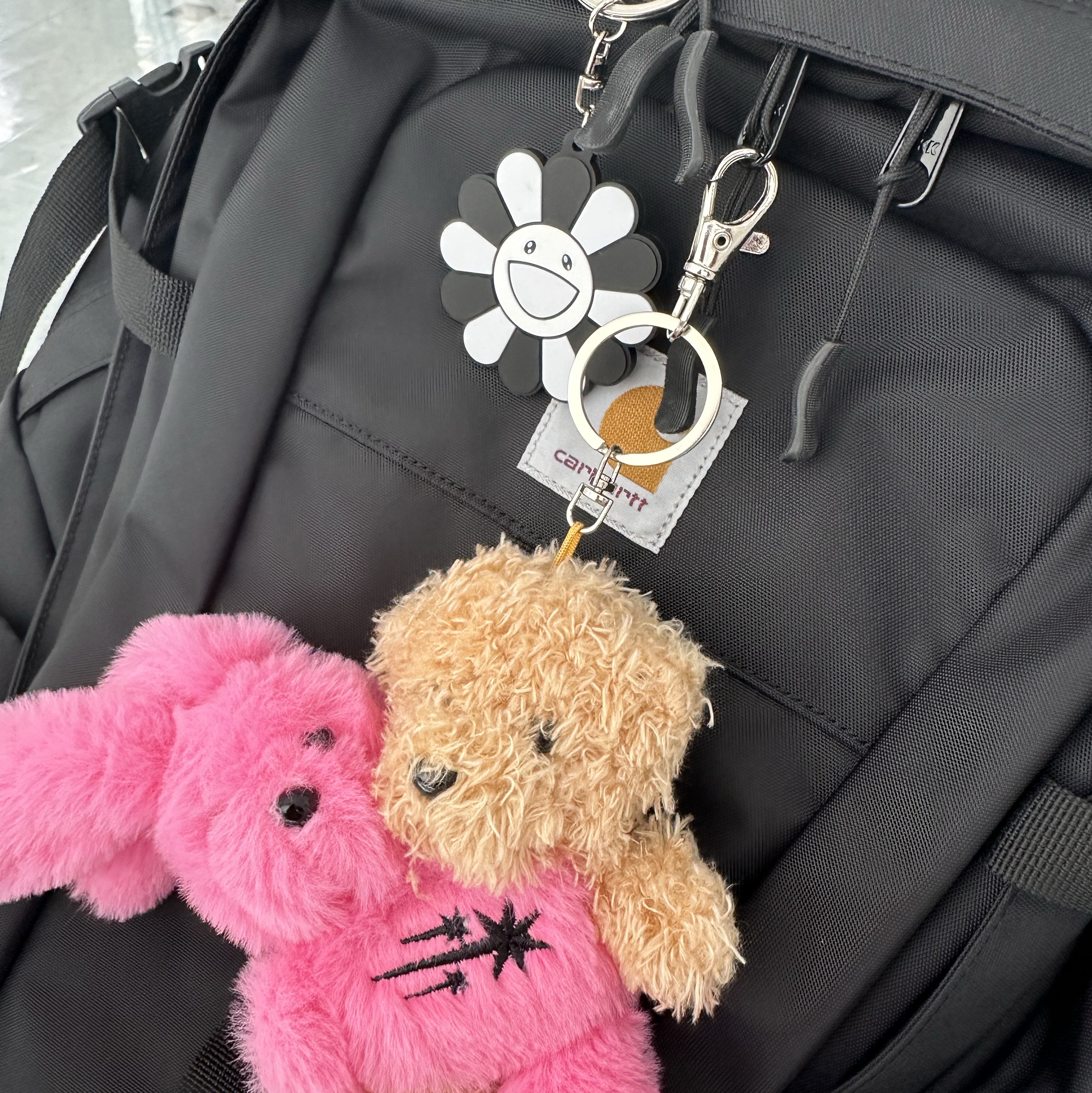 Kaikai Kiki Flower Rubber Keyring Gray Black 착용 스타일