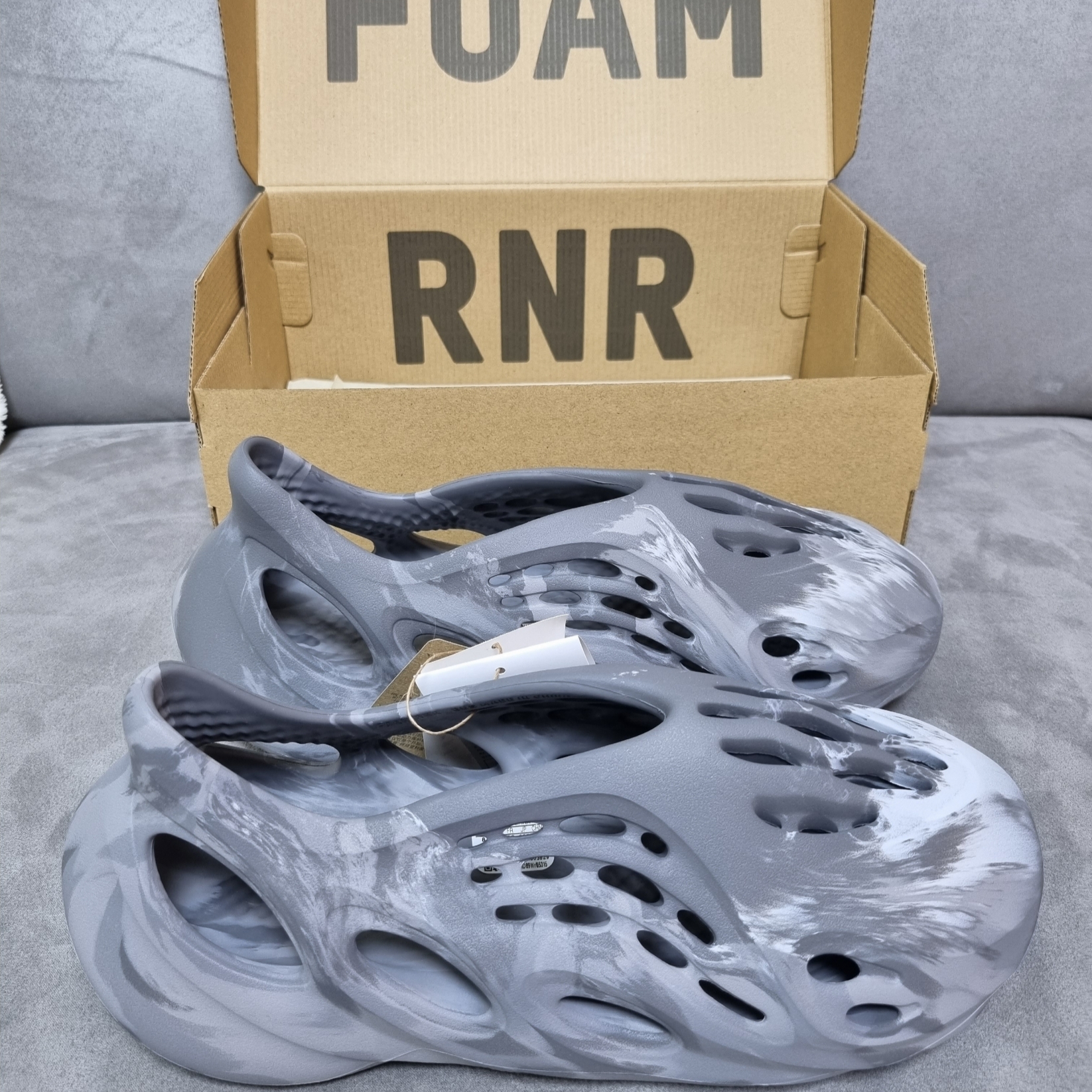 Adidas Yeezy Foam RNNR MX Granite 착용 스타일 - 2