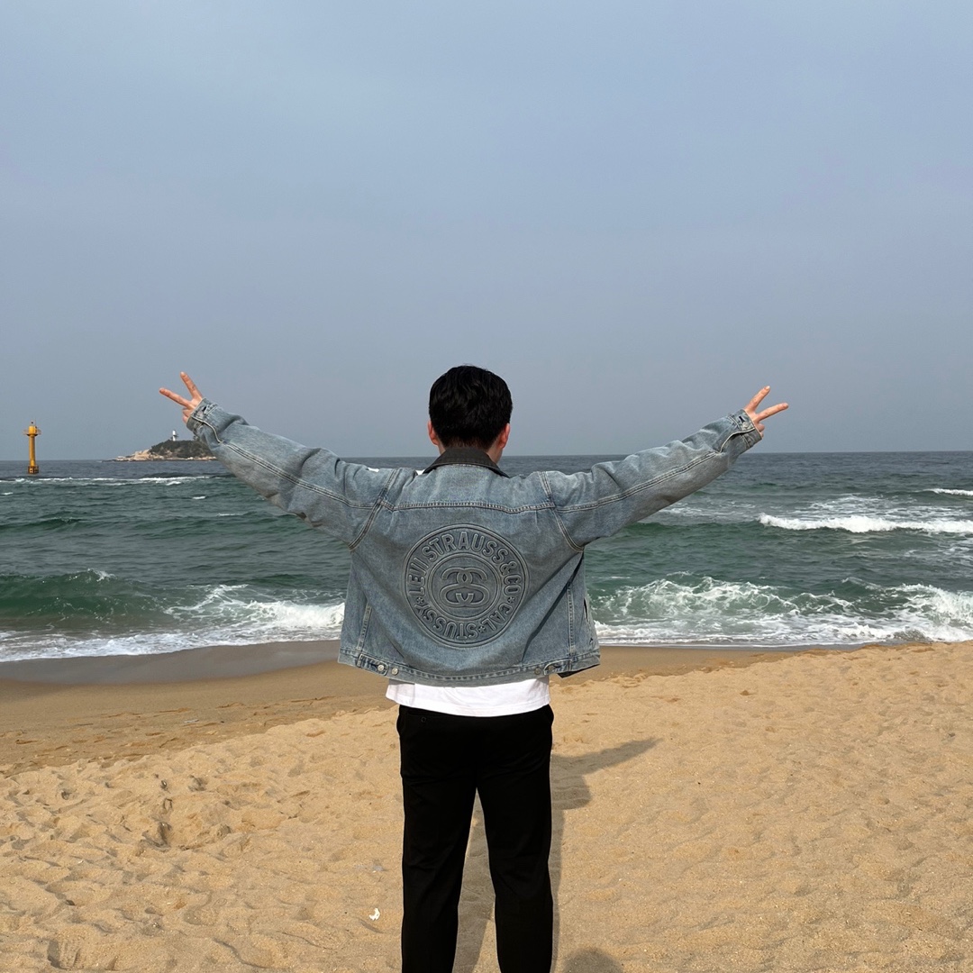 Stussy x Levi's Embossed Trucker Jacket Indigo 착용 스타일