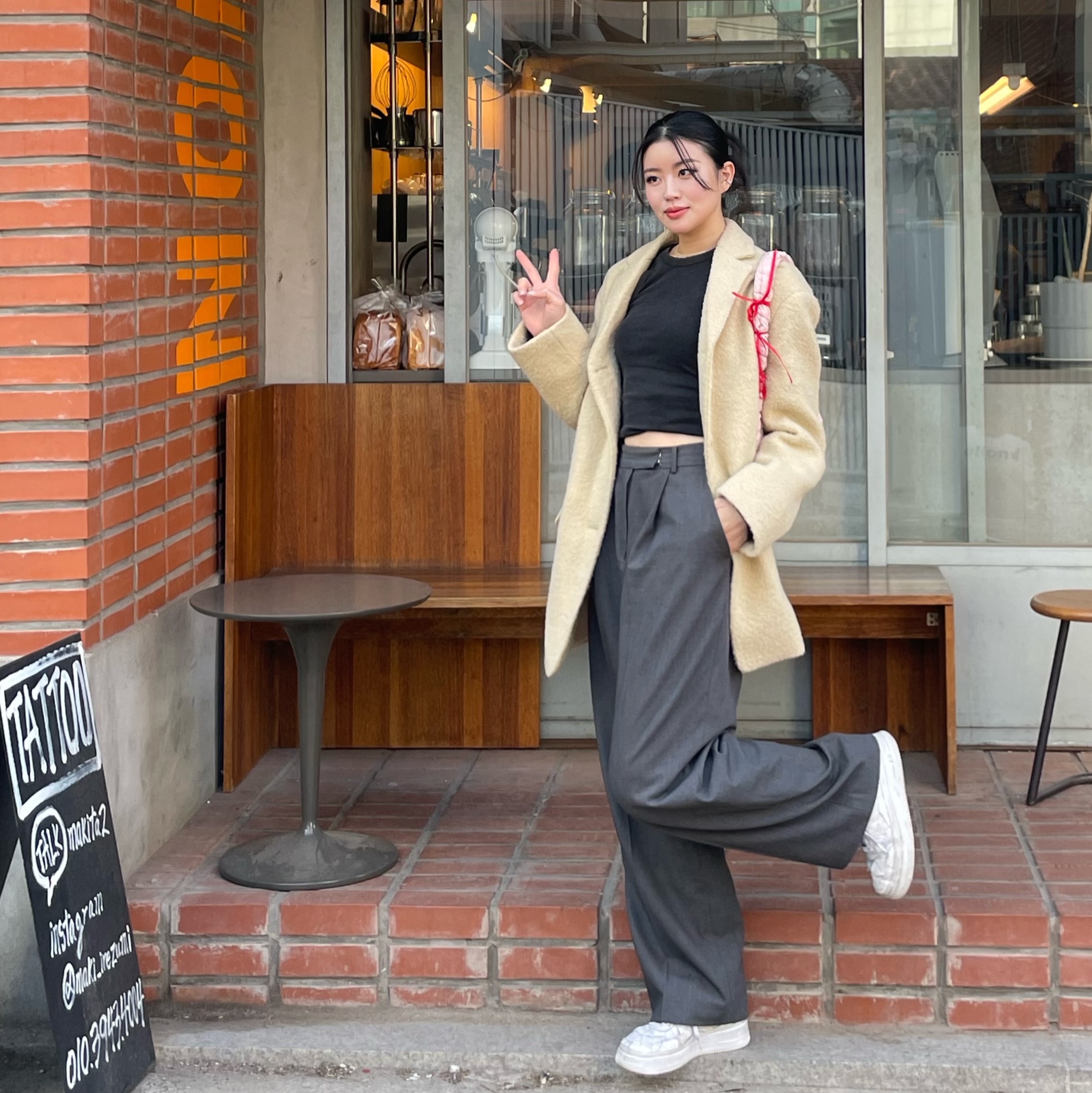 COS Quilted Mini Bag Pink, Nike x Billie Eilish Air Force 1 Low SP Triple White 착용 스타일 - 2