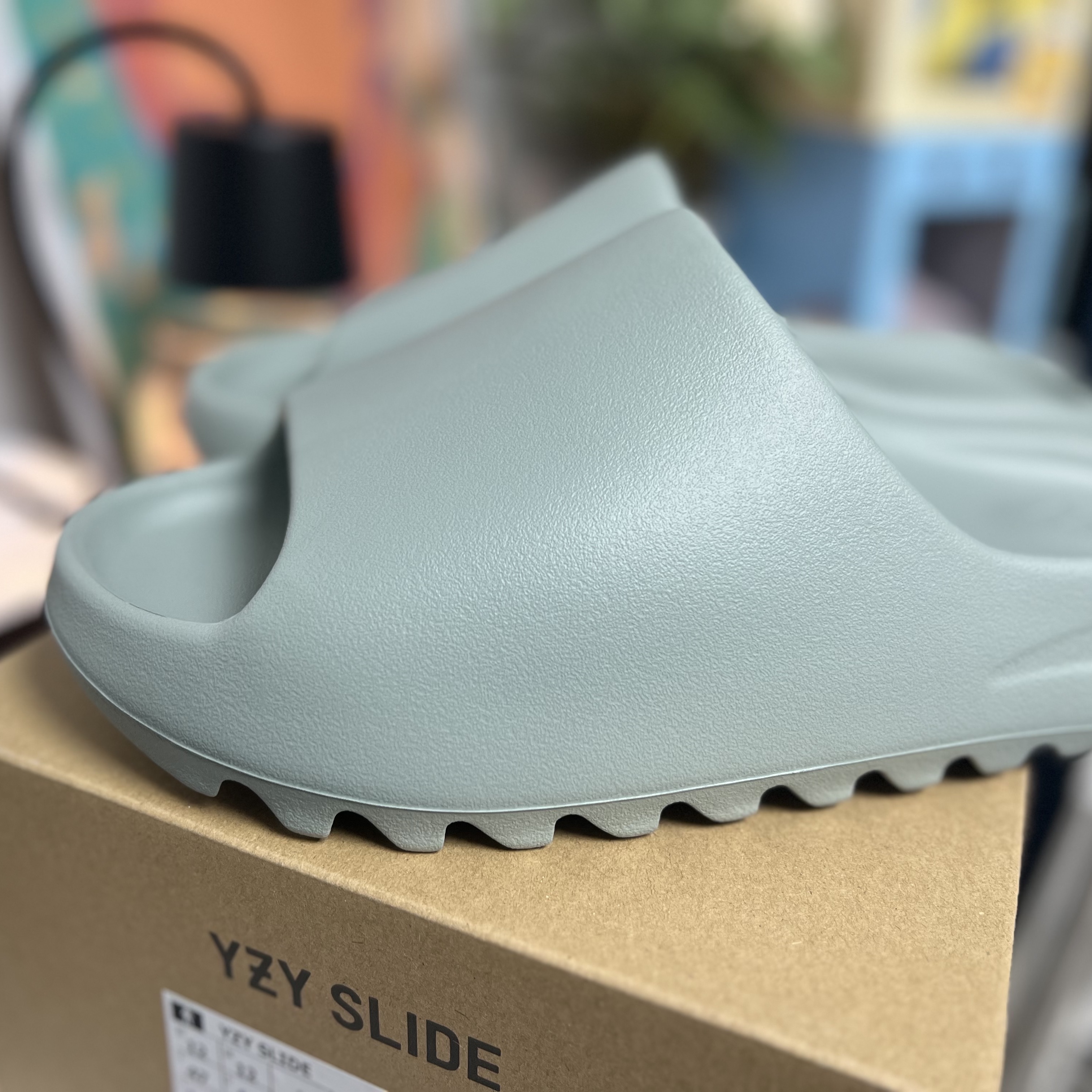 Adidas Yeezy Slide Salt 착용 스타일 - 2