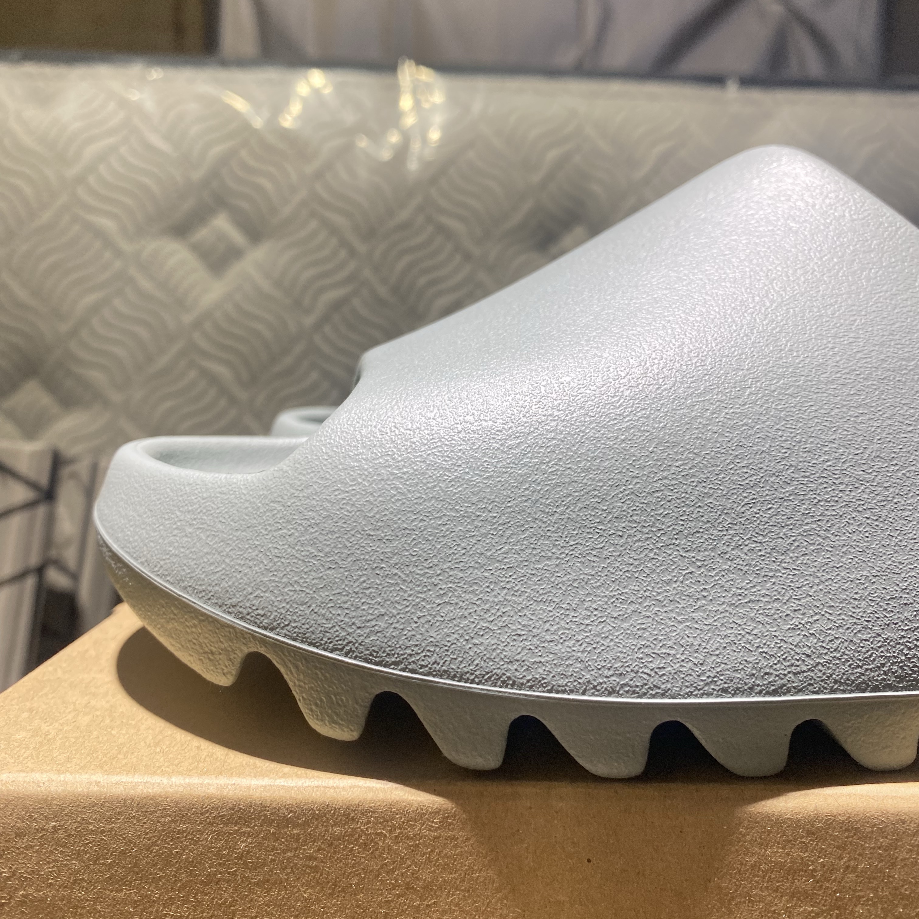 Adidas Yeezy Slide Salt 착용 스타일 - 1