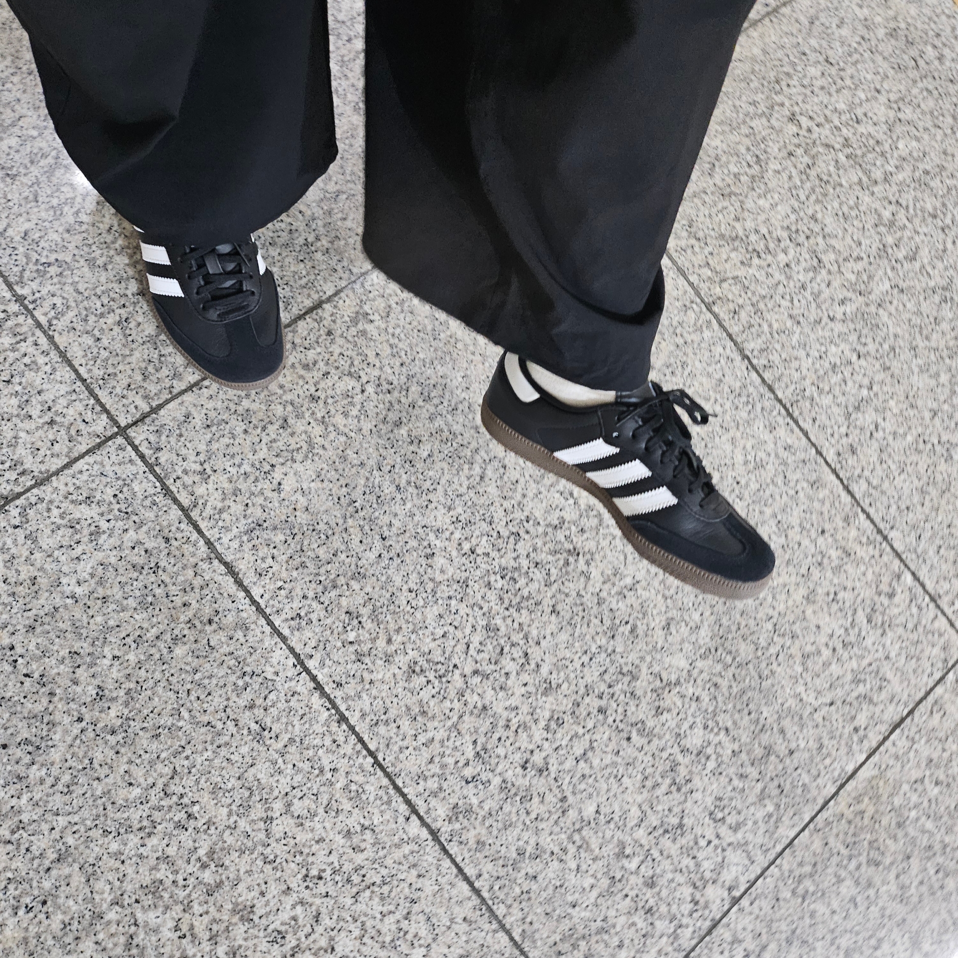 (C) Adidas Samba OG Cloud Black Core White 착용 스타일 - 2