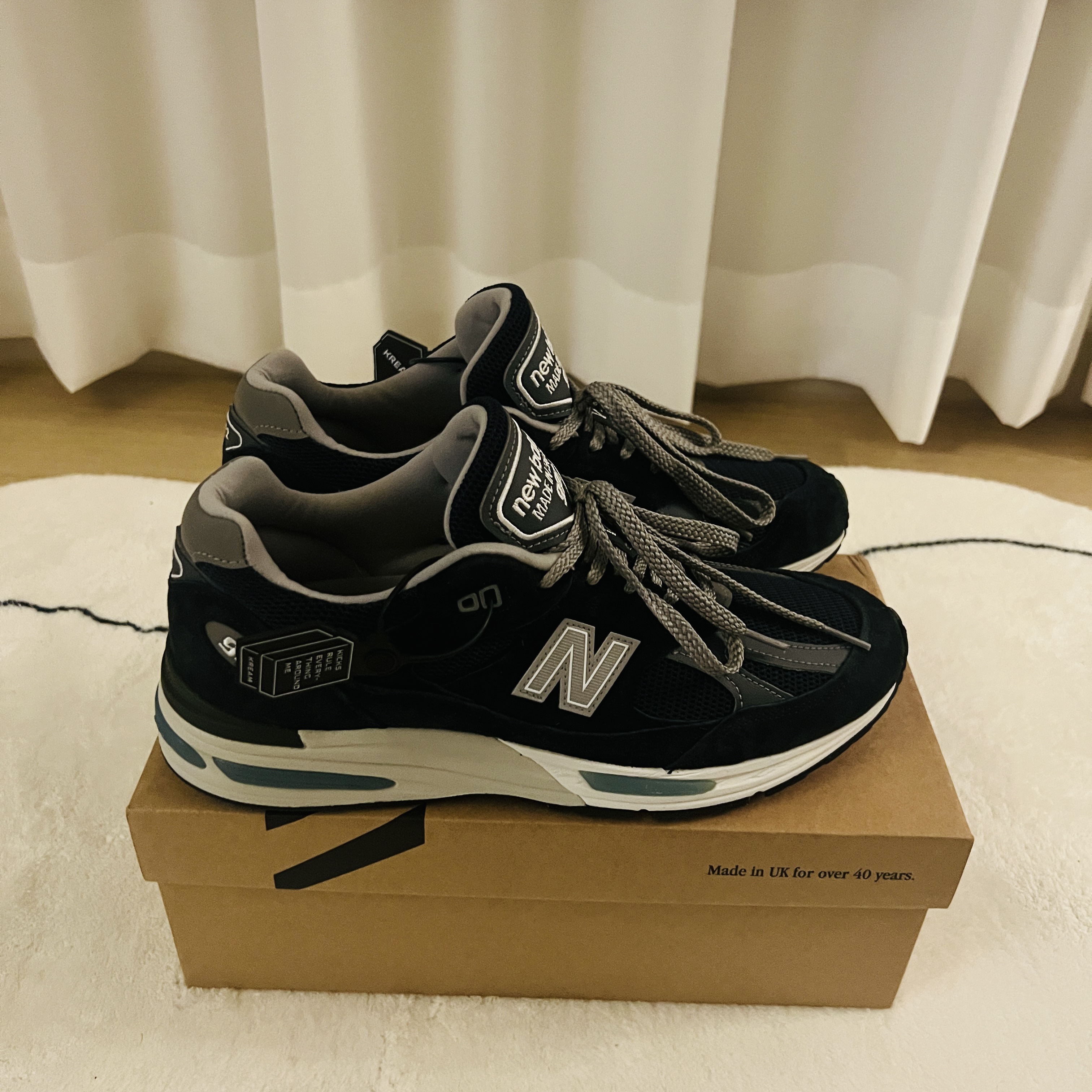 New Balance 991v2 Made in UK Dark Navy Smoked Pearl 착용 스타일