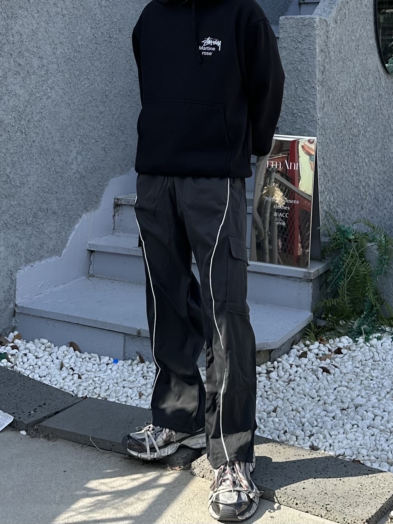 Balenciaga 3XL Sneakers Grey White Red, Stussy x Martine Rose Collage Pigment Dyed Hoodie Black 착용 스타일 - 2