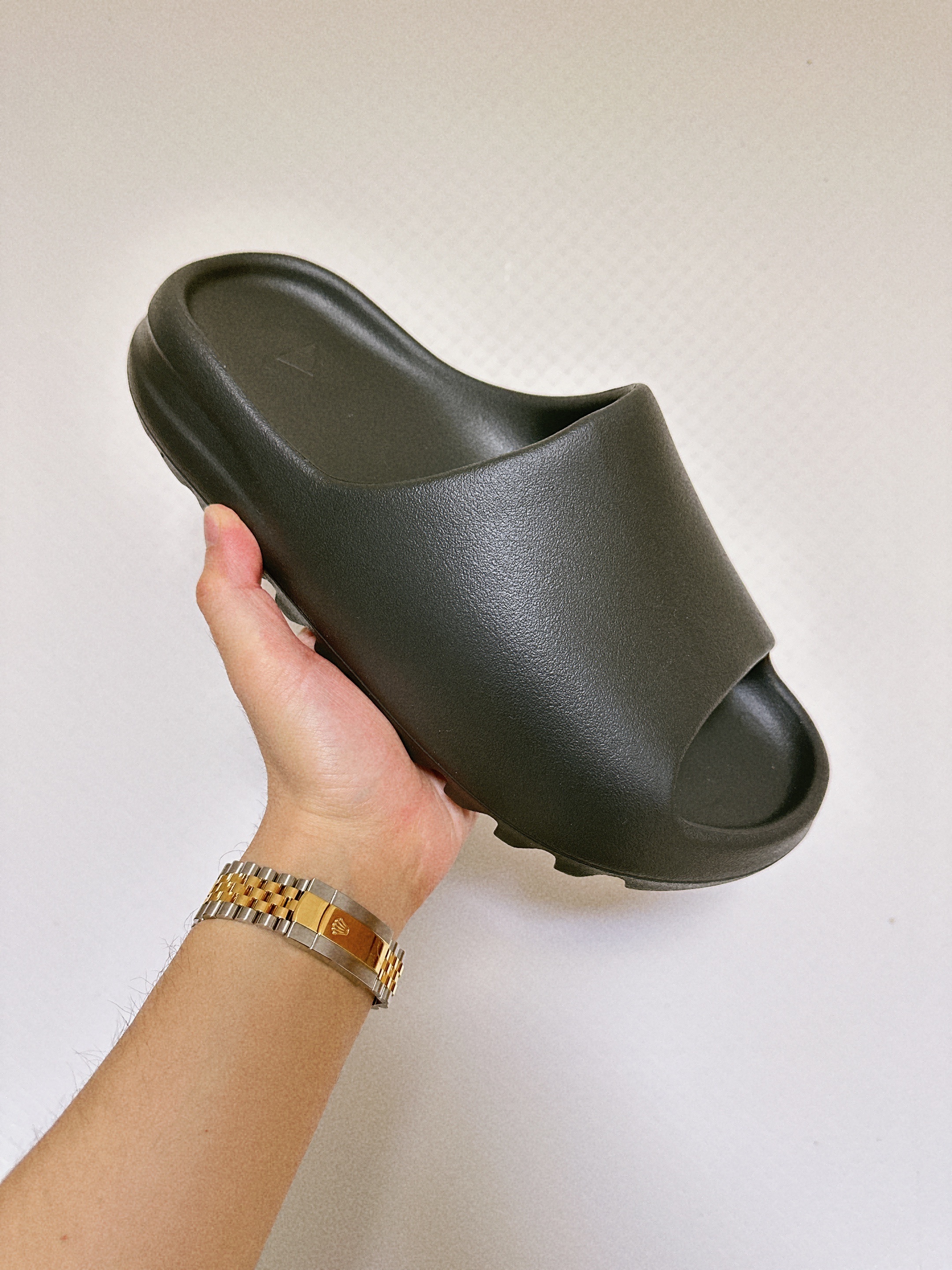 Adidas Yeezy Slide Onyx 착용 스타일