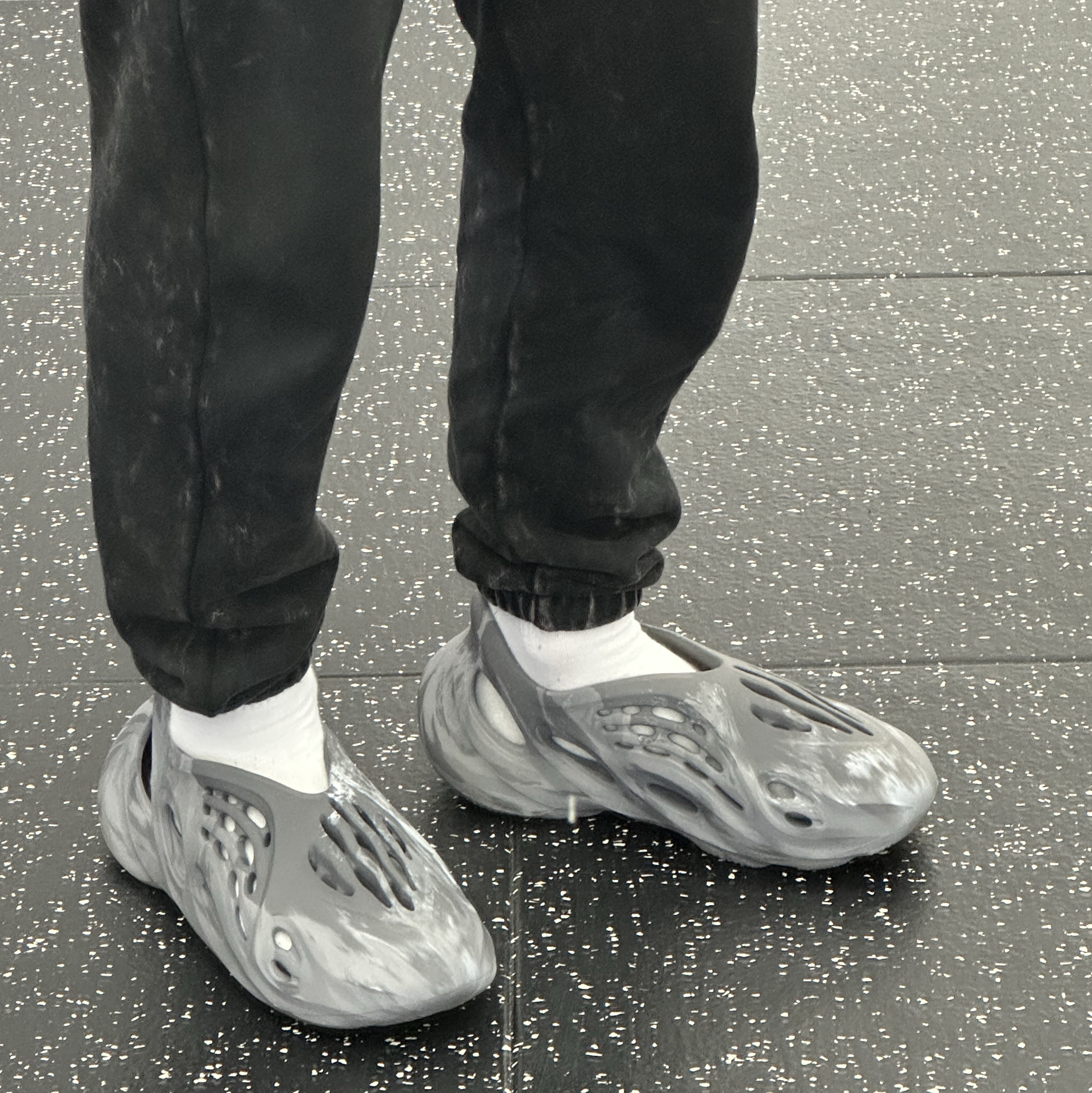 Adidas Yeezy Foam RNNR MX Granite 착용 스타일