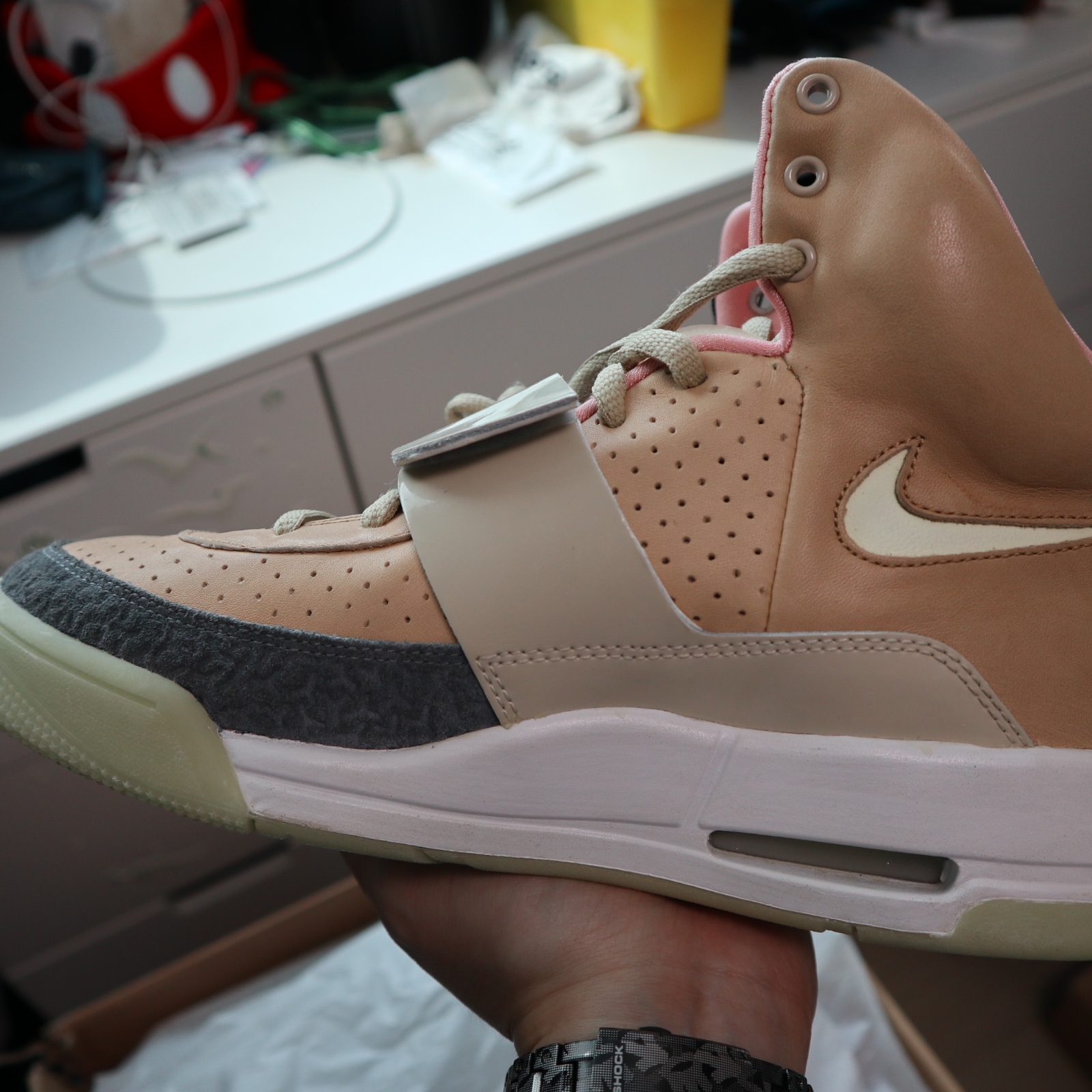 Nike Air Yeezy 1 Net Tan 착용 스타일 - 4