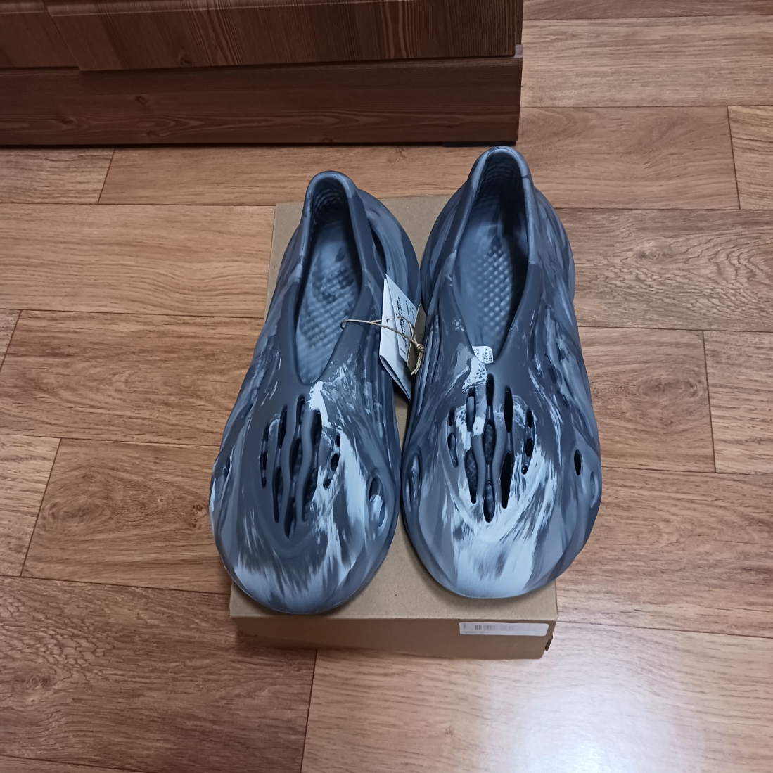 Adidas Yeezy Foam RNNR MX Granite 착용 스타일 - 3