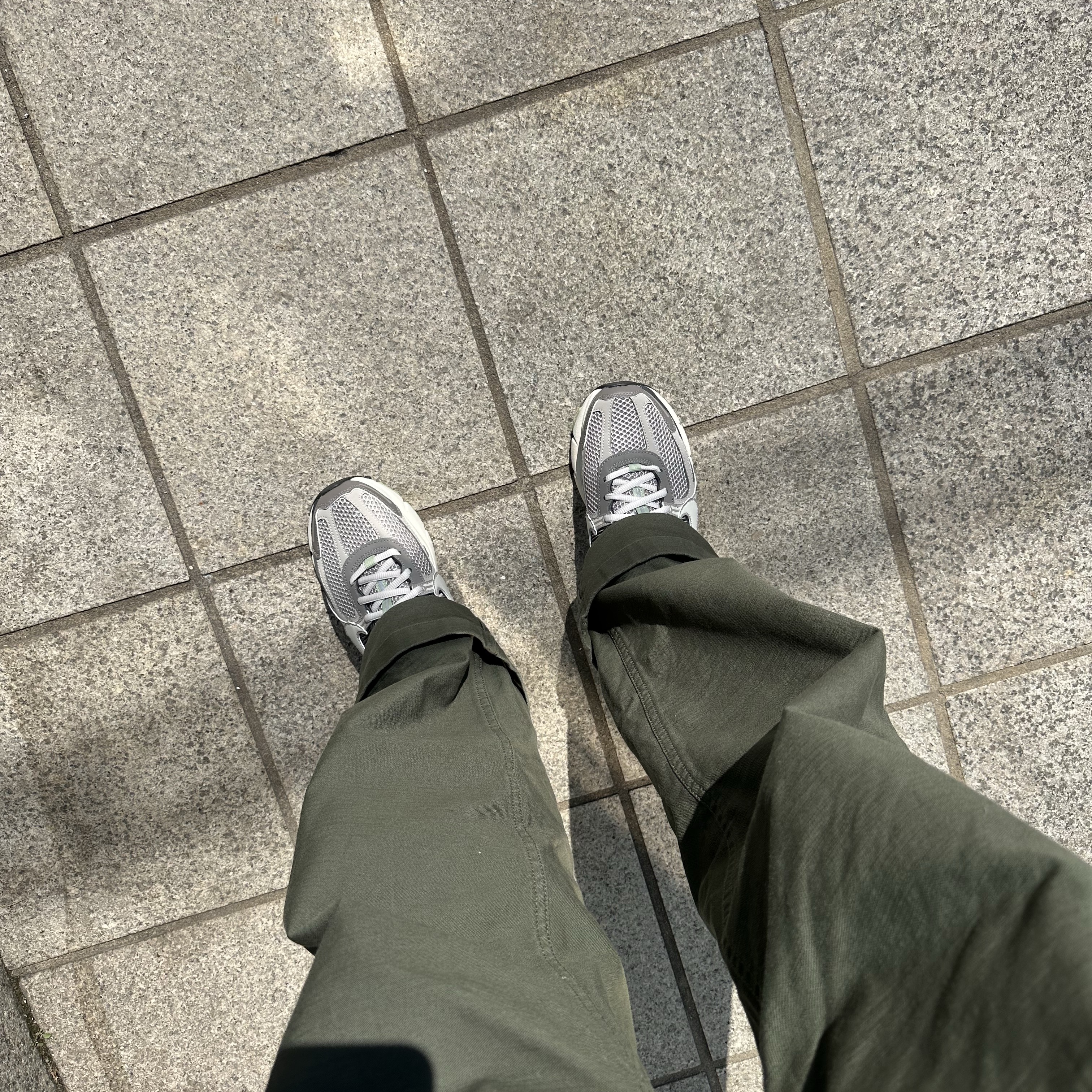 (W) Nike Zoom Vomero 5 Cobblestone and Flat Pewter 착용 스타일 - 2